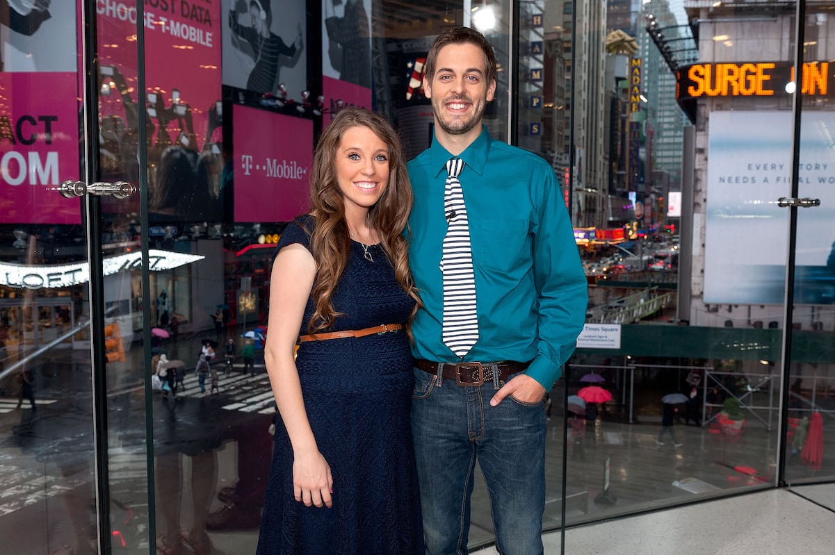 Jill Duggar and Derick Dillard pose for a photo at the 'Extra' studios in New York City 