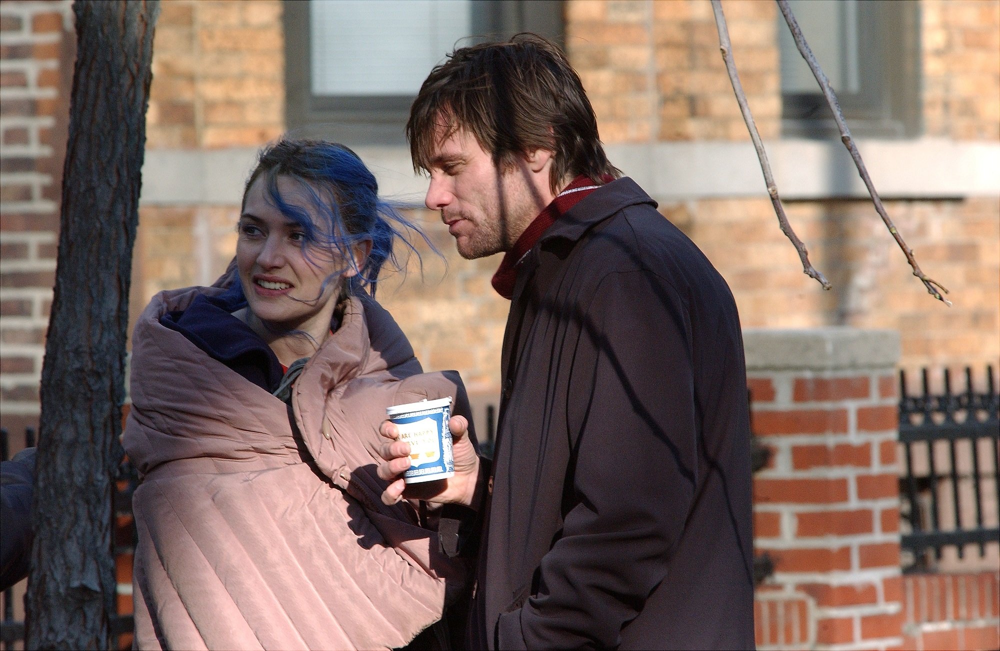 Jim Carrey and Kate Winslet prepare for a scene in Eternal Sunshine of the Spotless Mind