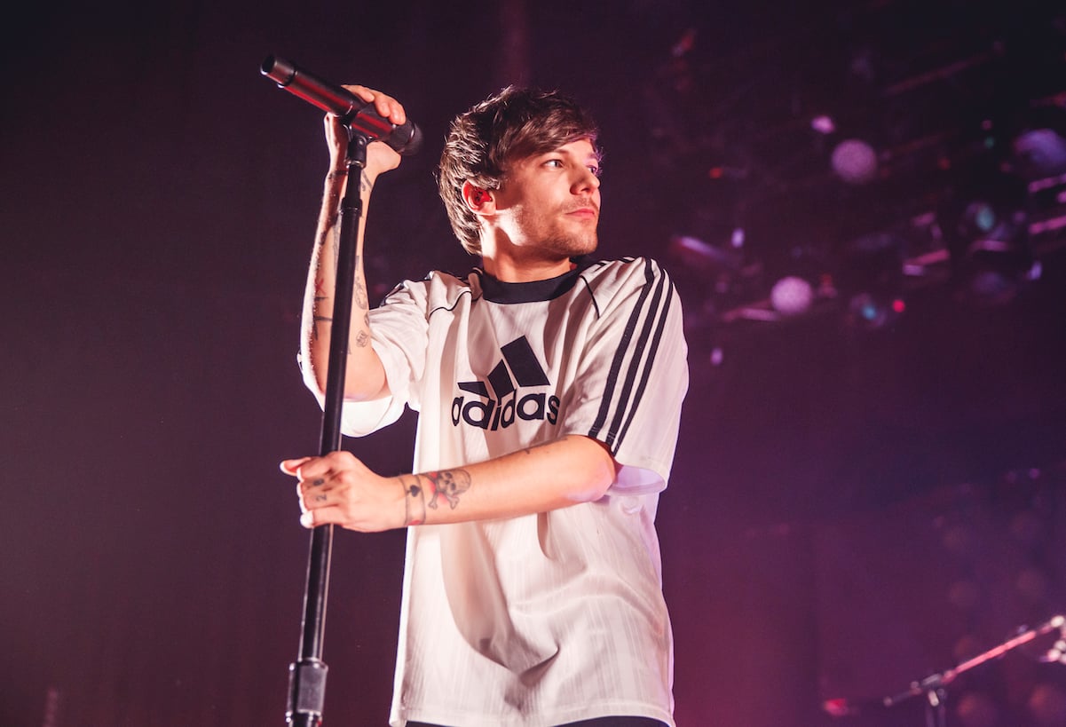 Louis Tomlinson performing in Adidas t-shirt