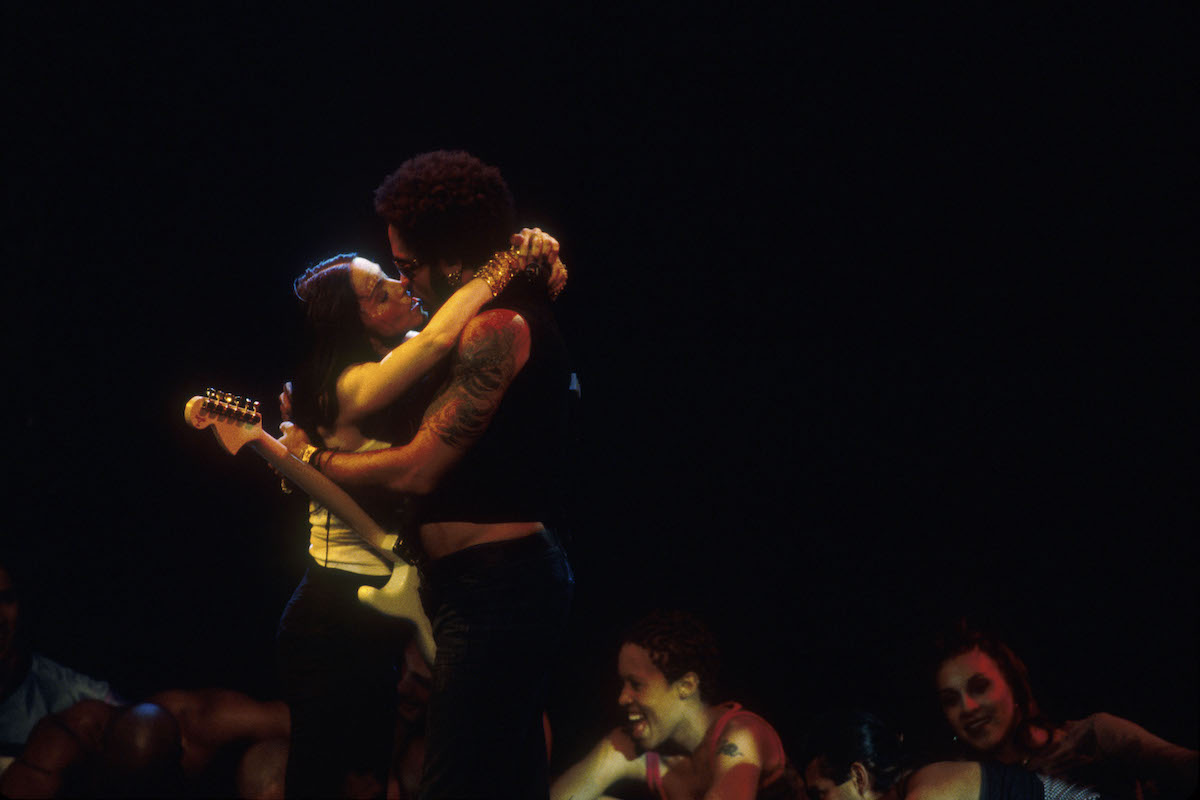 Madonna and Lenny Kravitz kiss at the 1998 MTV Video Music Awards