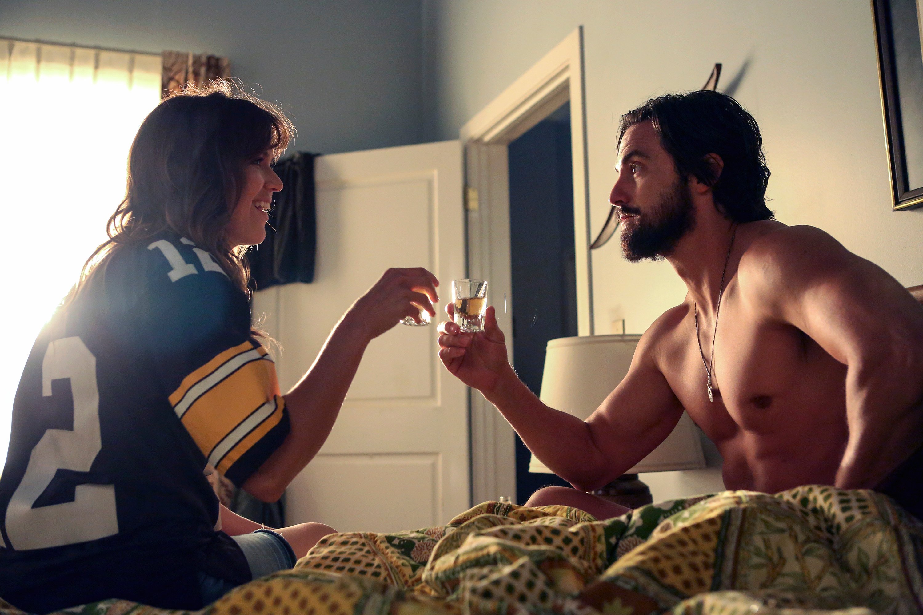 Mandy Moore and Milo Ventimiglia on the set of This Is Us season 1