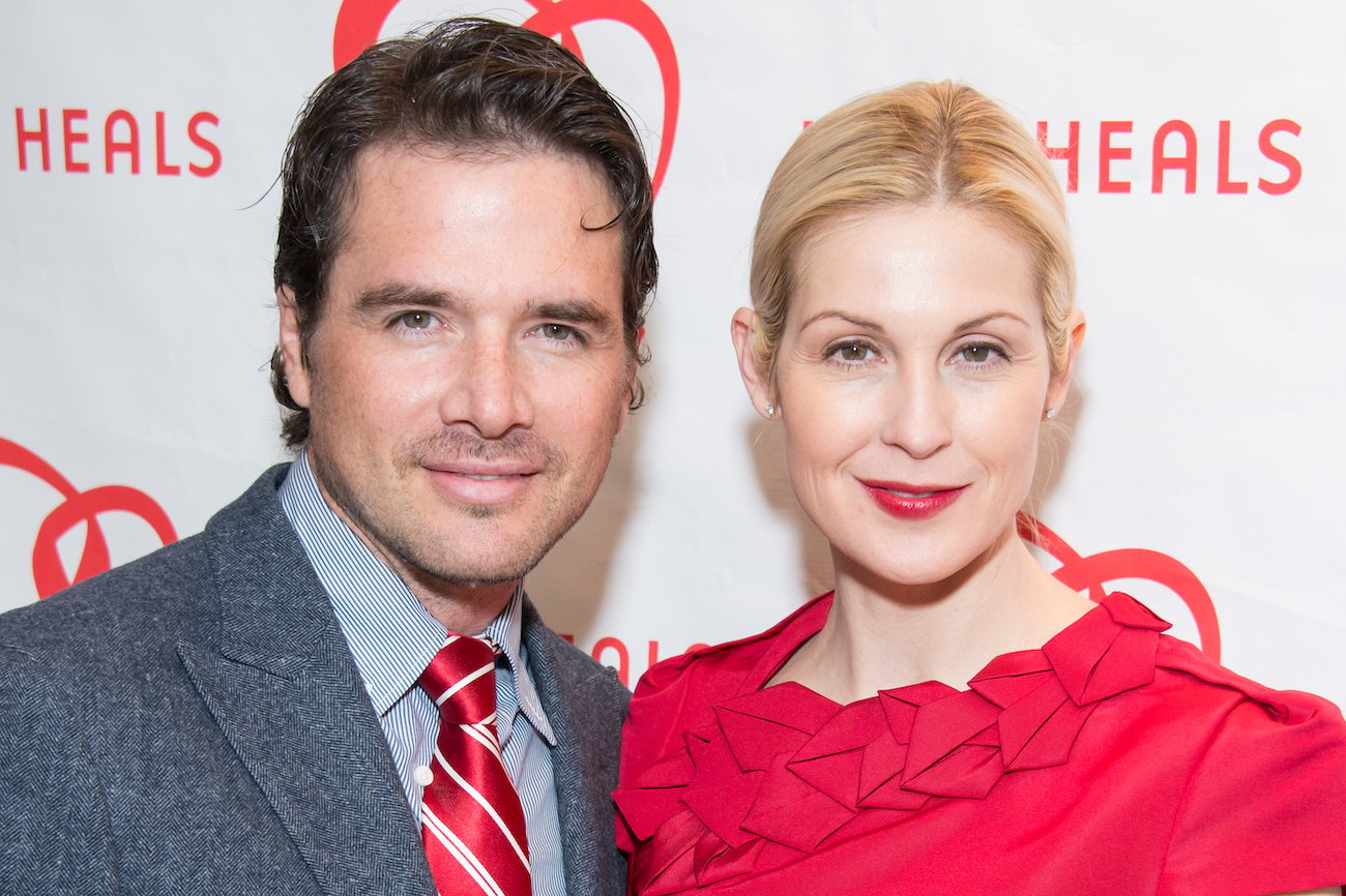Matthew Settle and Kelly Rutherford smiling