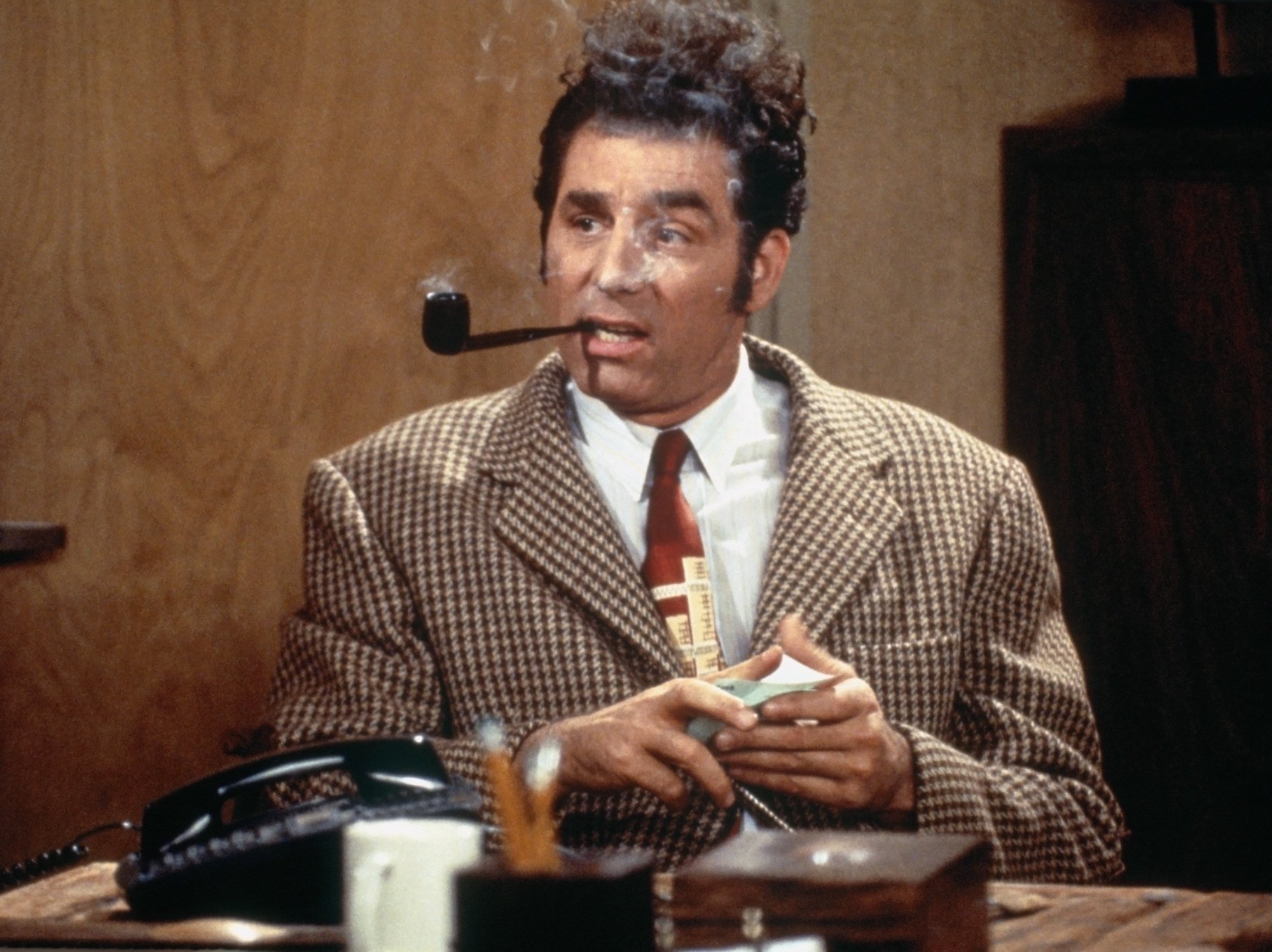 Michael Richards smoking a pipe on 'Seinfeld'