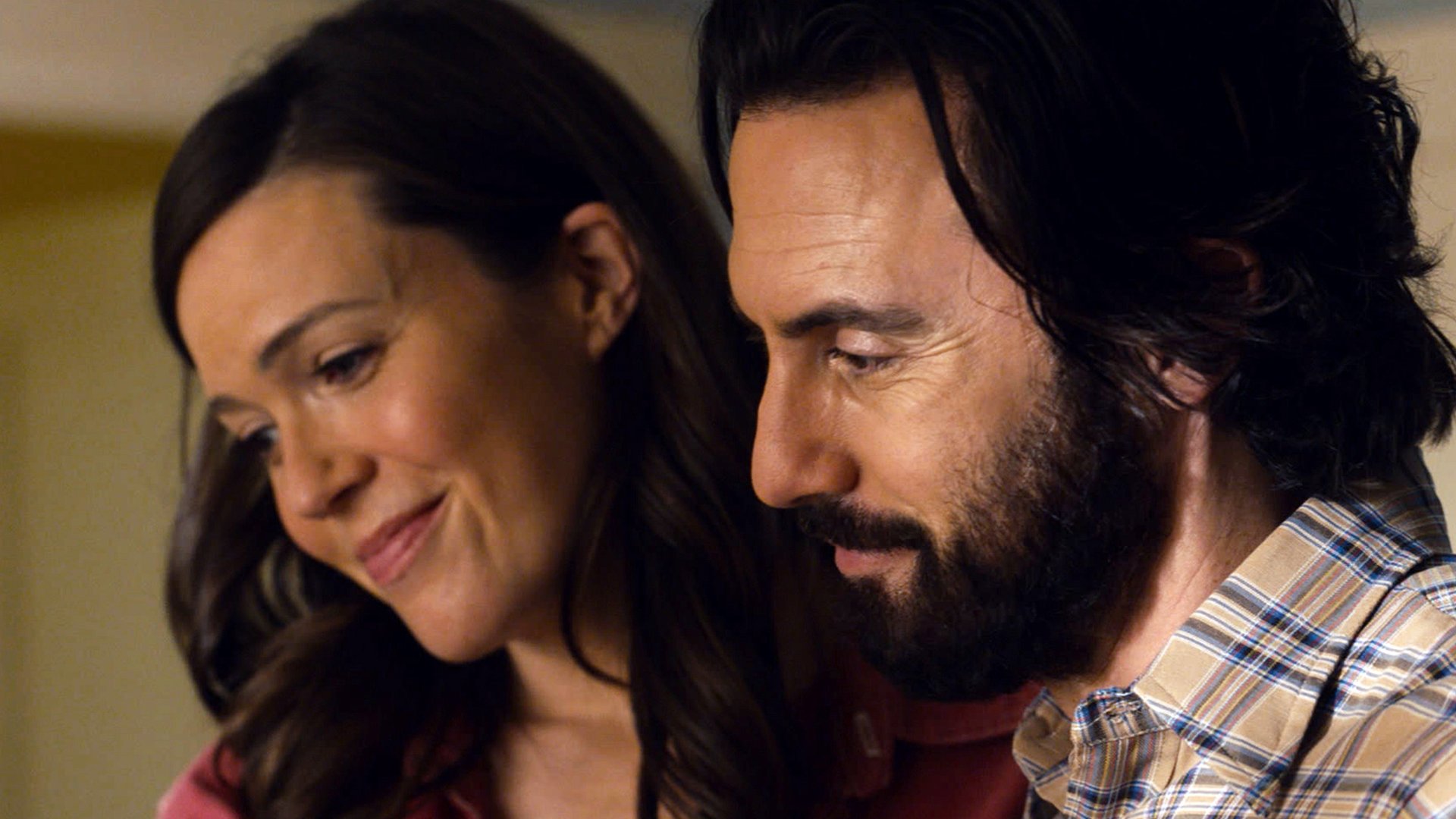 Mandy Moore as Rebecca Pearson and Milo Ventimiglia as Jack Pearson looking at their children in ‘This Is Us’ Season 5 Episode 10