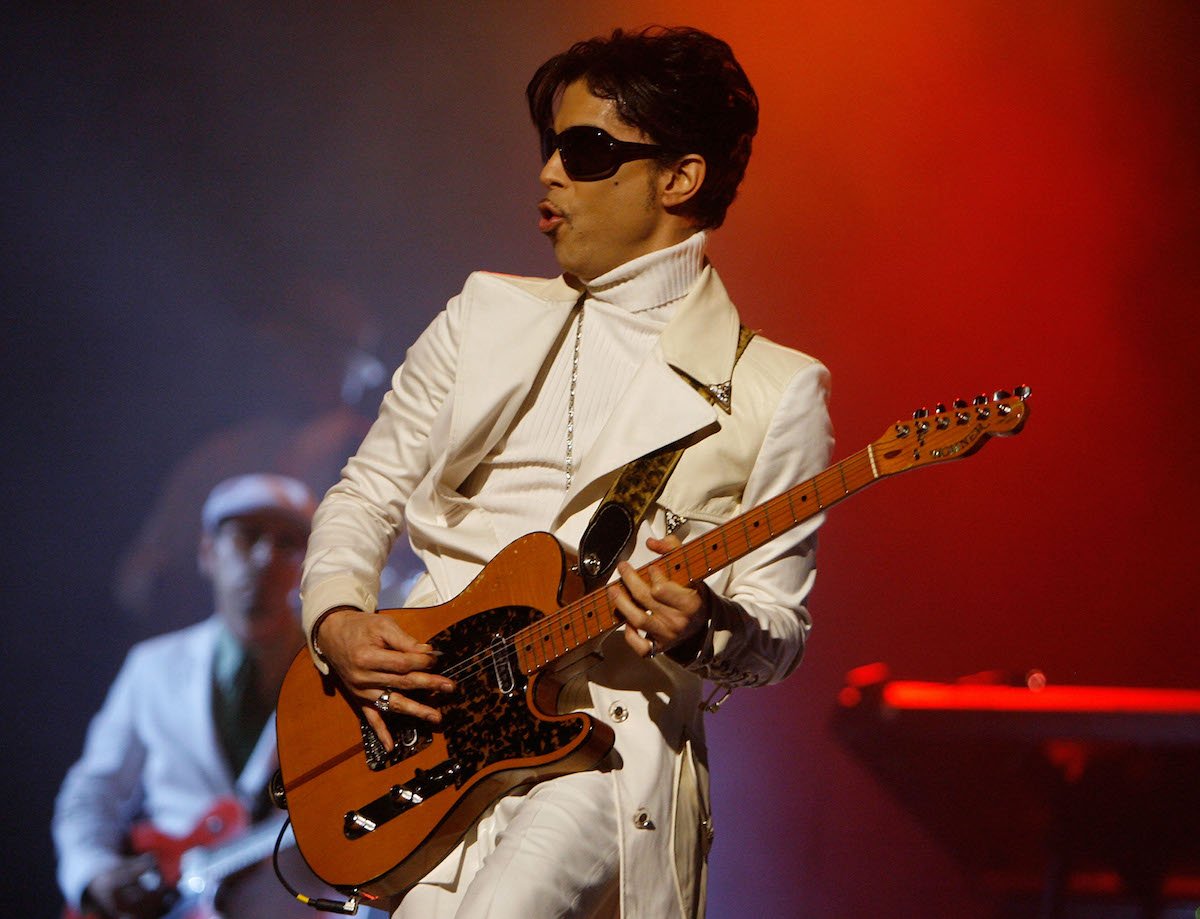 Prince performs during the 2007 NCLR ALMA Awards 