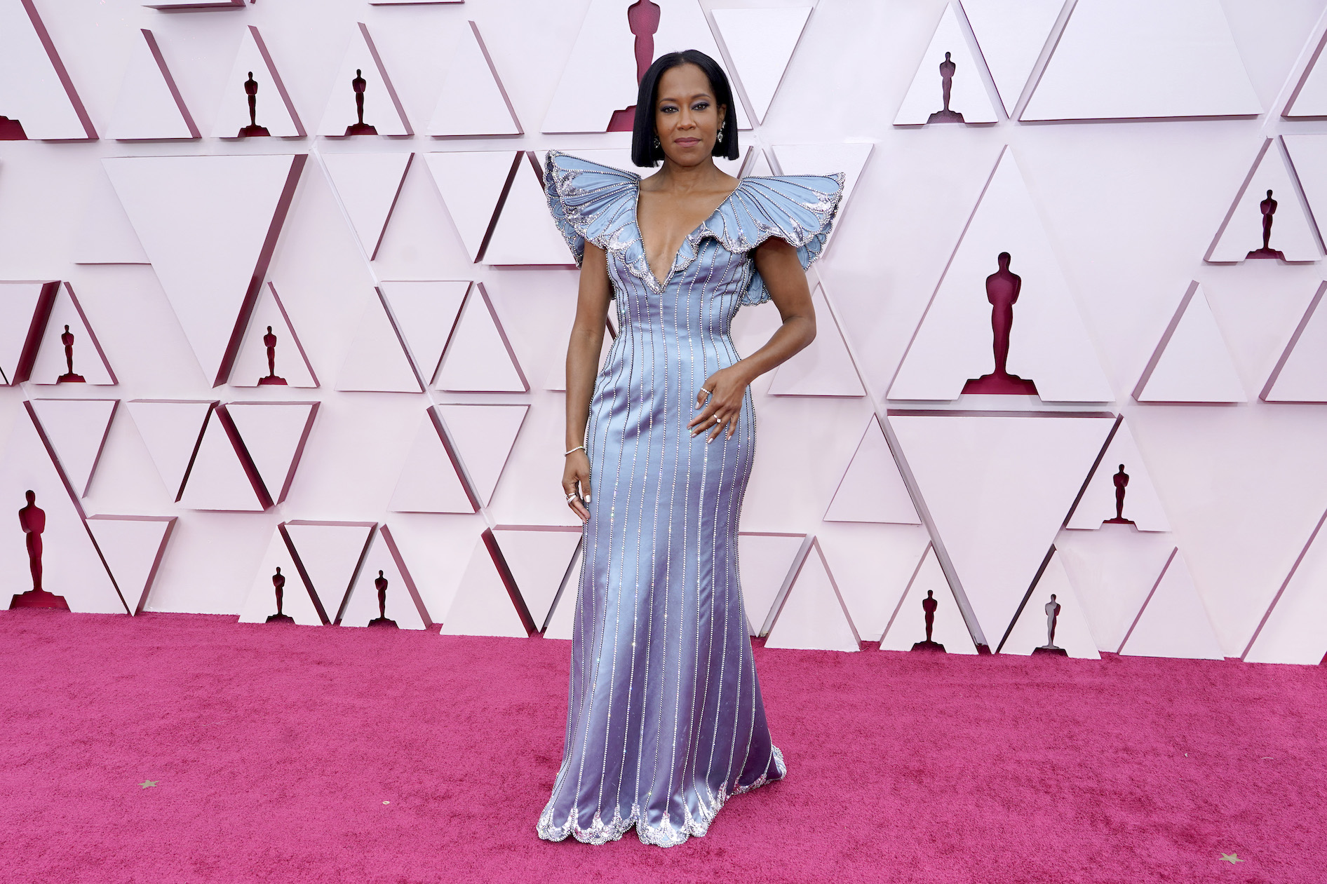 Regina King, one of the best dressed at the Oscars 2021, posing on the red carpet in her gown