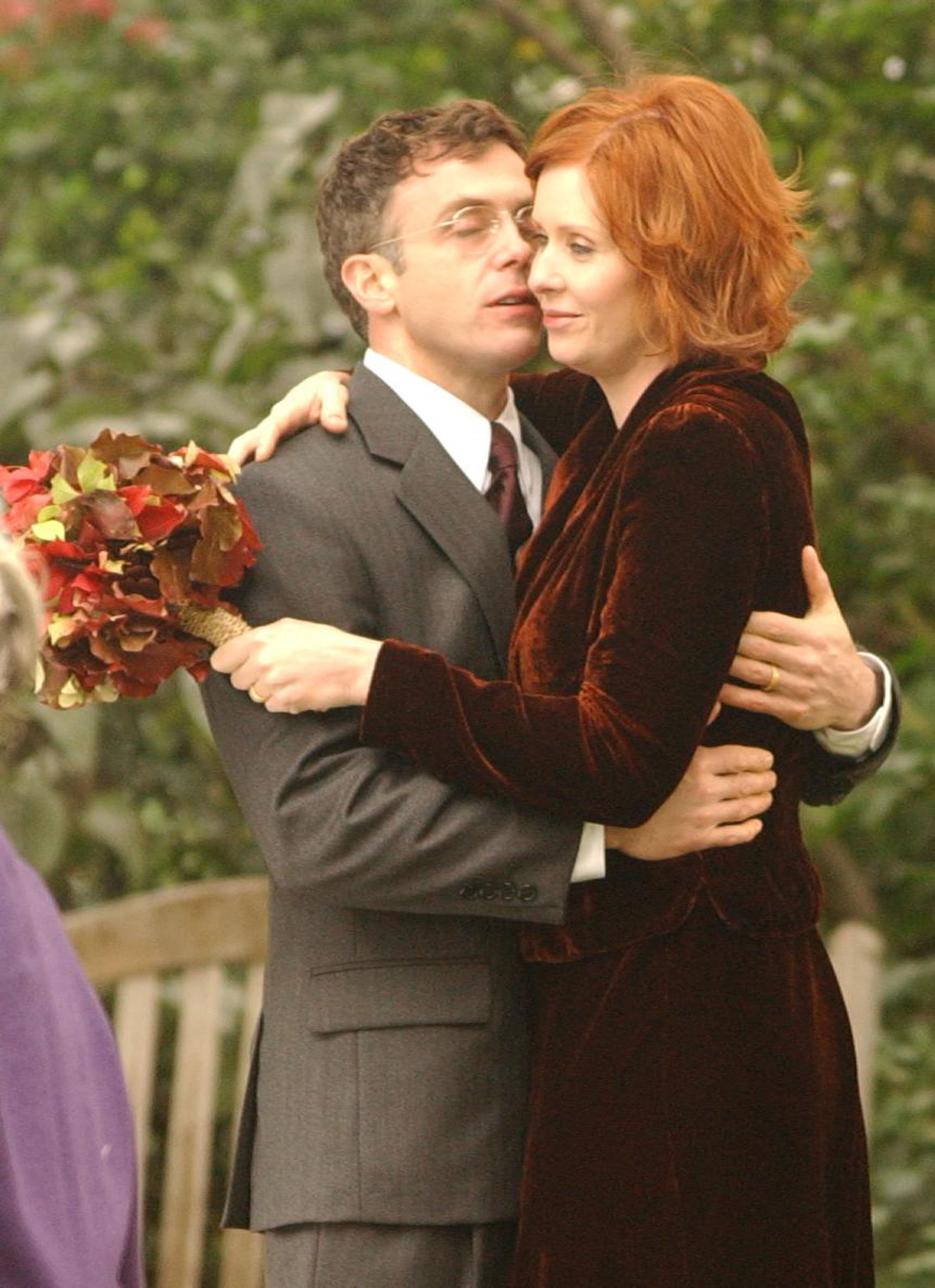 David Eigenberg and Cynthia Nixon hug during the filming of 'Sex and the City'