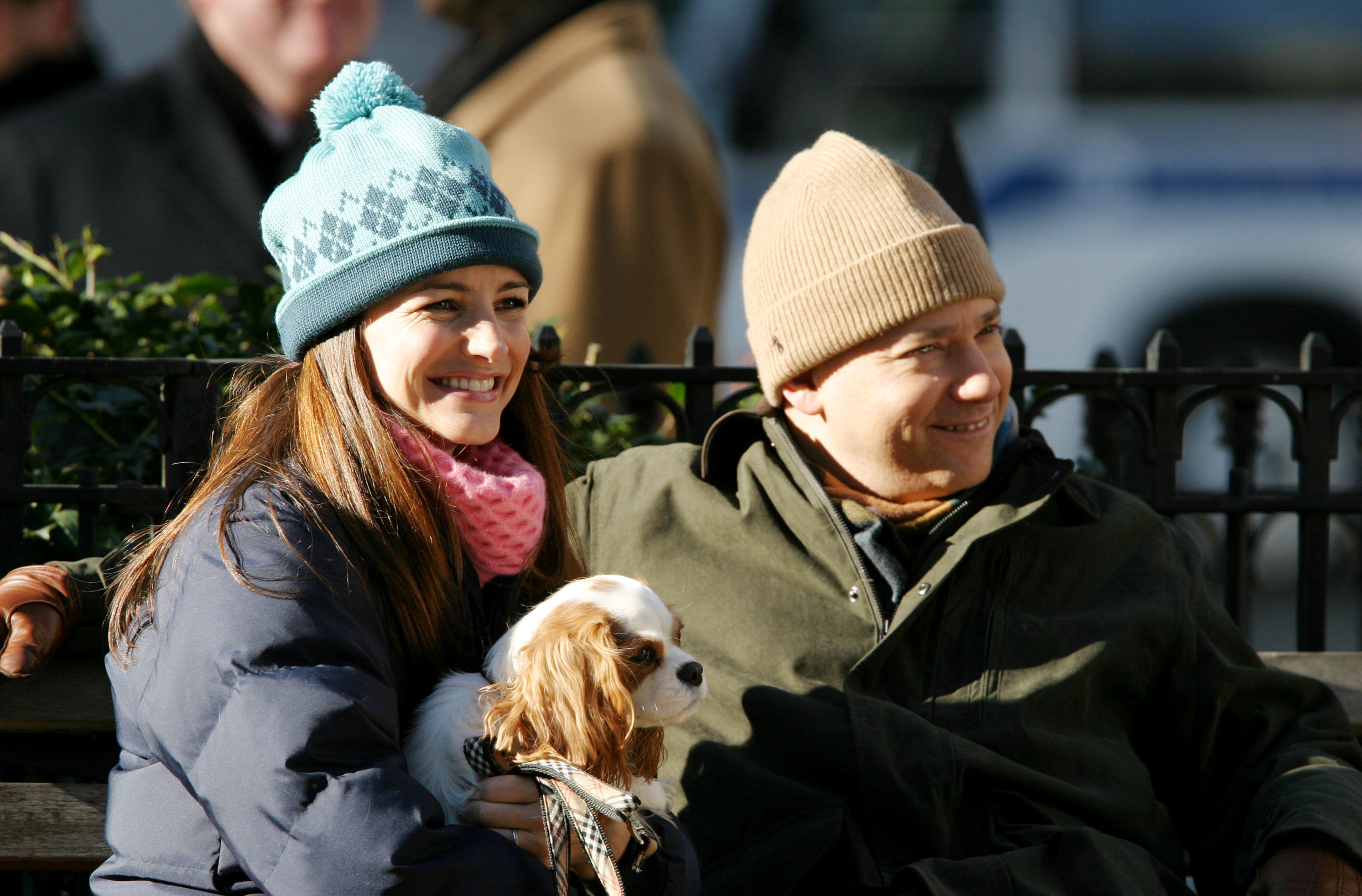 Kristin Davis and Evan Handler sit on a bench at the 23rd and Broadway Dogwalk during the filmnig of 'Sex and the City'