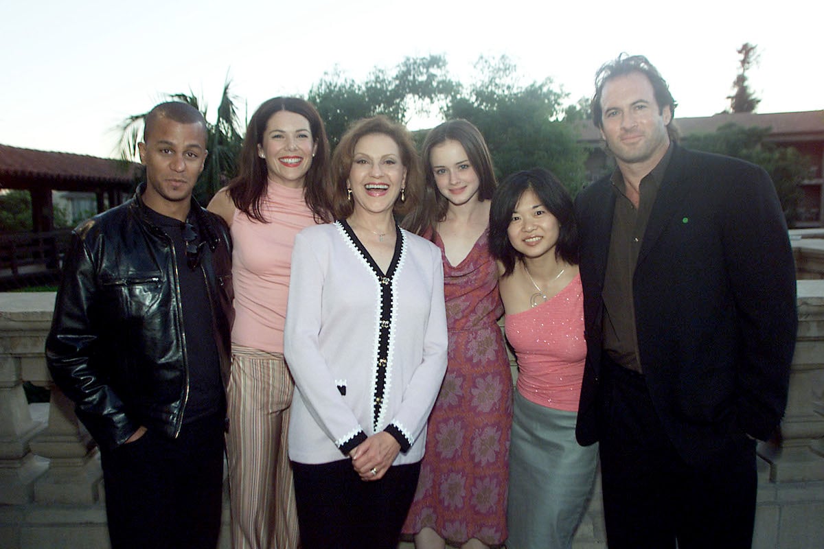 Yanic Truesdale, Lauren Graham, Kelly Bishop, Alexis Bledel, Keiko Agena, and Scott Patterson stand together