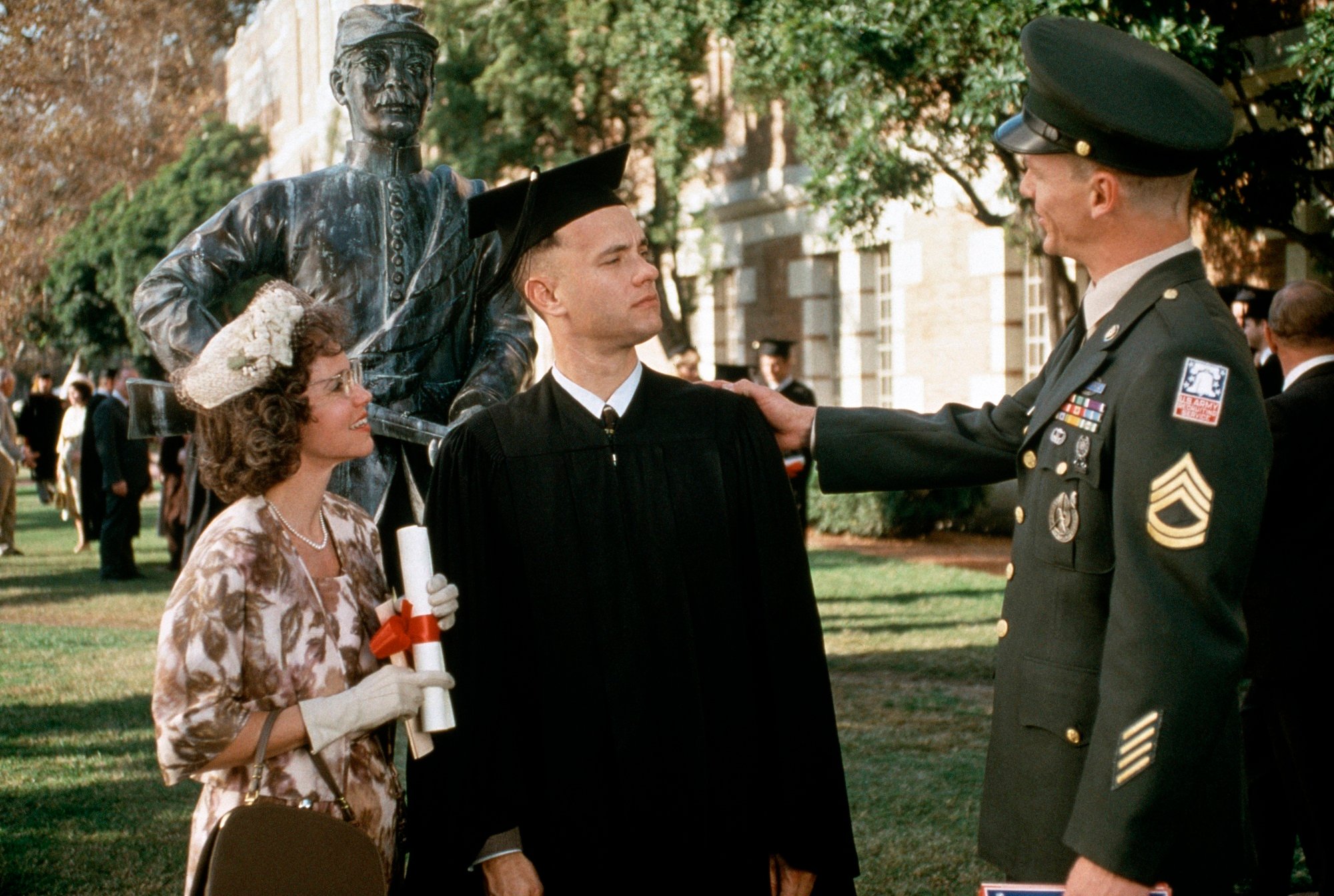 Tom Hanks and Sally Field meet a military recruiter in Forrest Gump