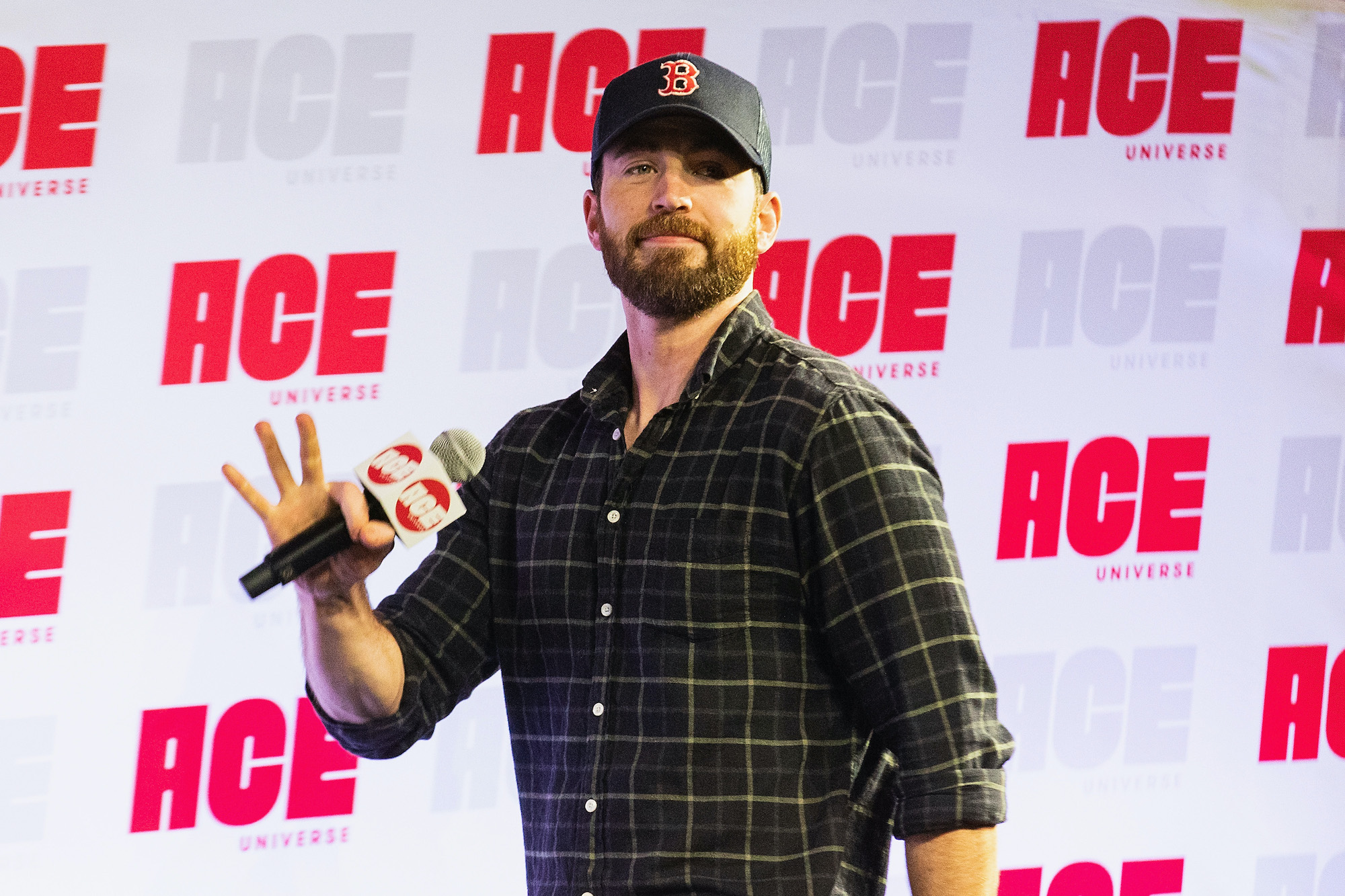 How Tall Is Chris Evans, aka Captain America?