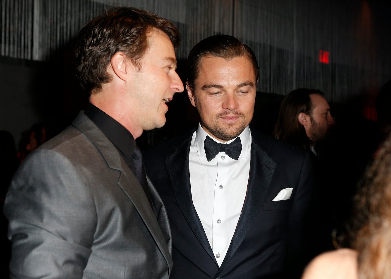 Actors Edward Norton (L) and Leonardo DiCaprio attend the 2014 Vanity Fair Oscar Party