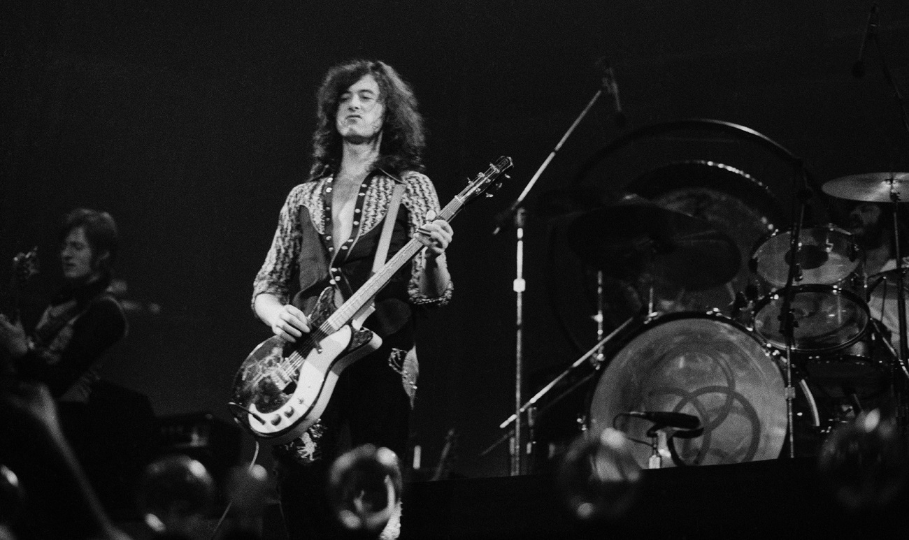 Jimmy Page plays guiatr onstange in 1972