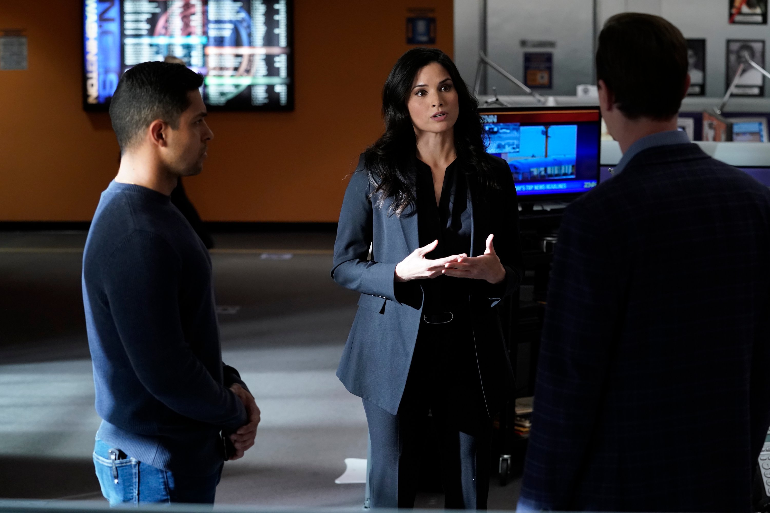 Agent Jessica Knight talks to Torres and McGee on 'NCIS'
