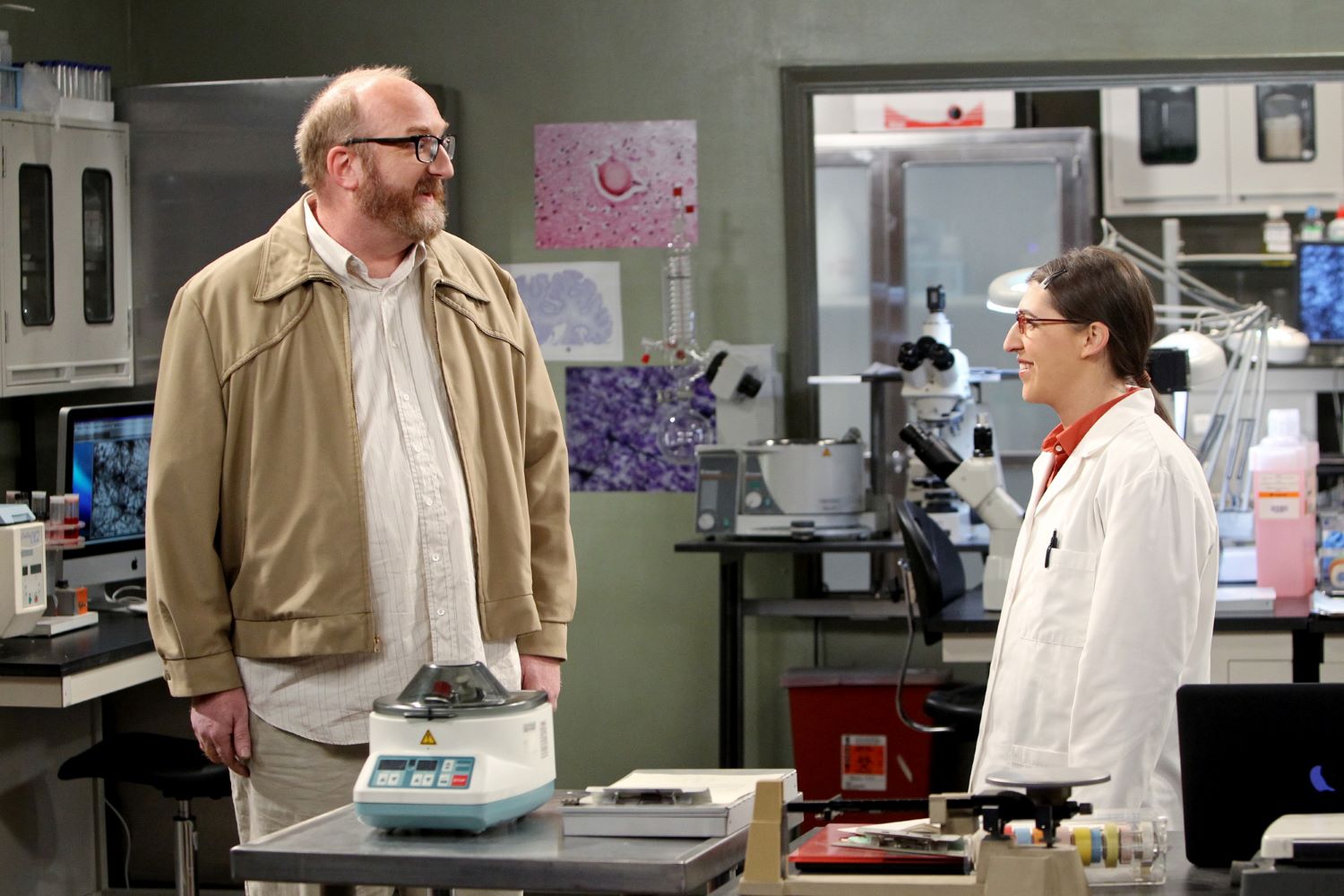 Brian Posehn and Mayim Bialik in 'The Big Bang Theory'