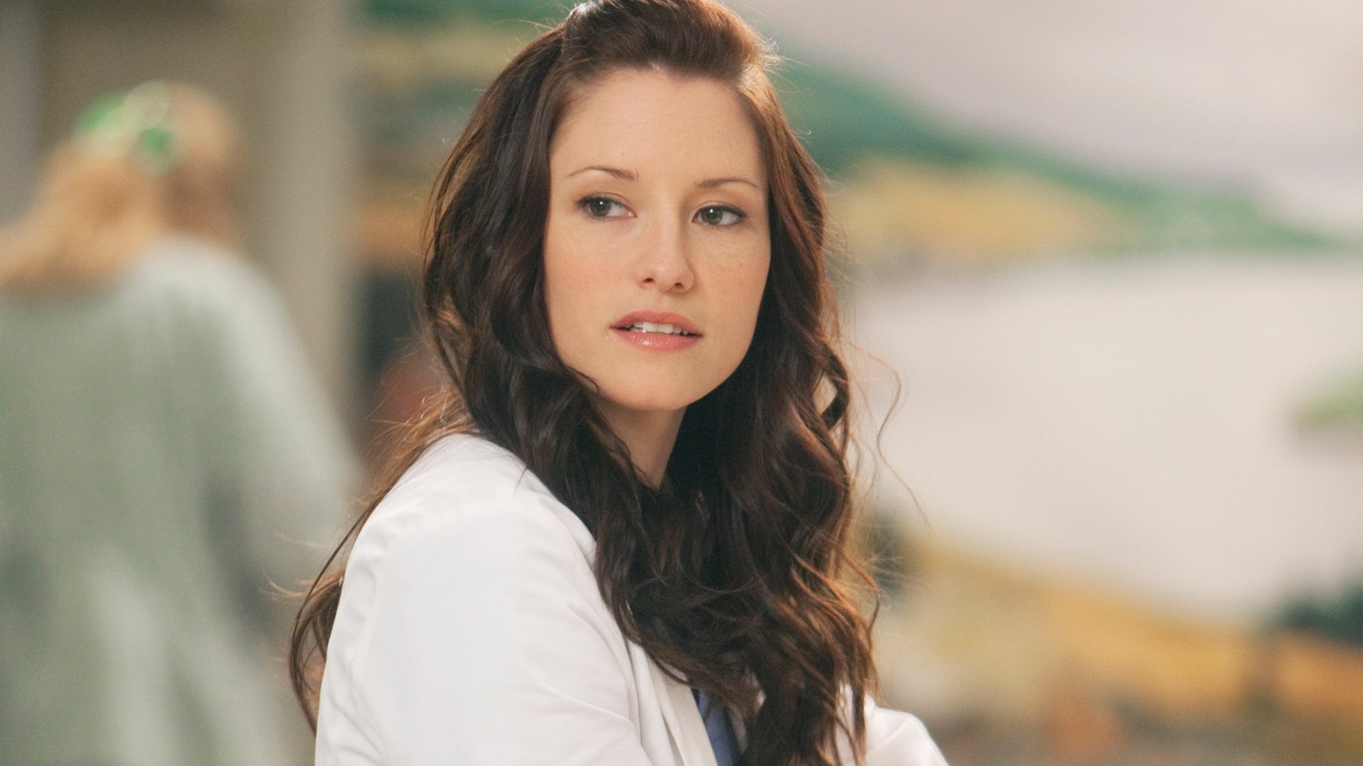 Chyler Leigh as Lexie Grey looking to the side at the hospital in ‘Grey’s Anatomy’ Season 7