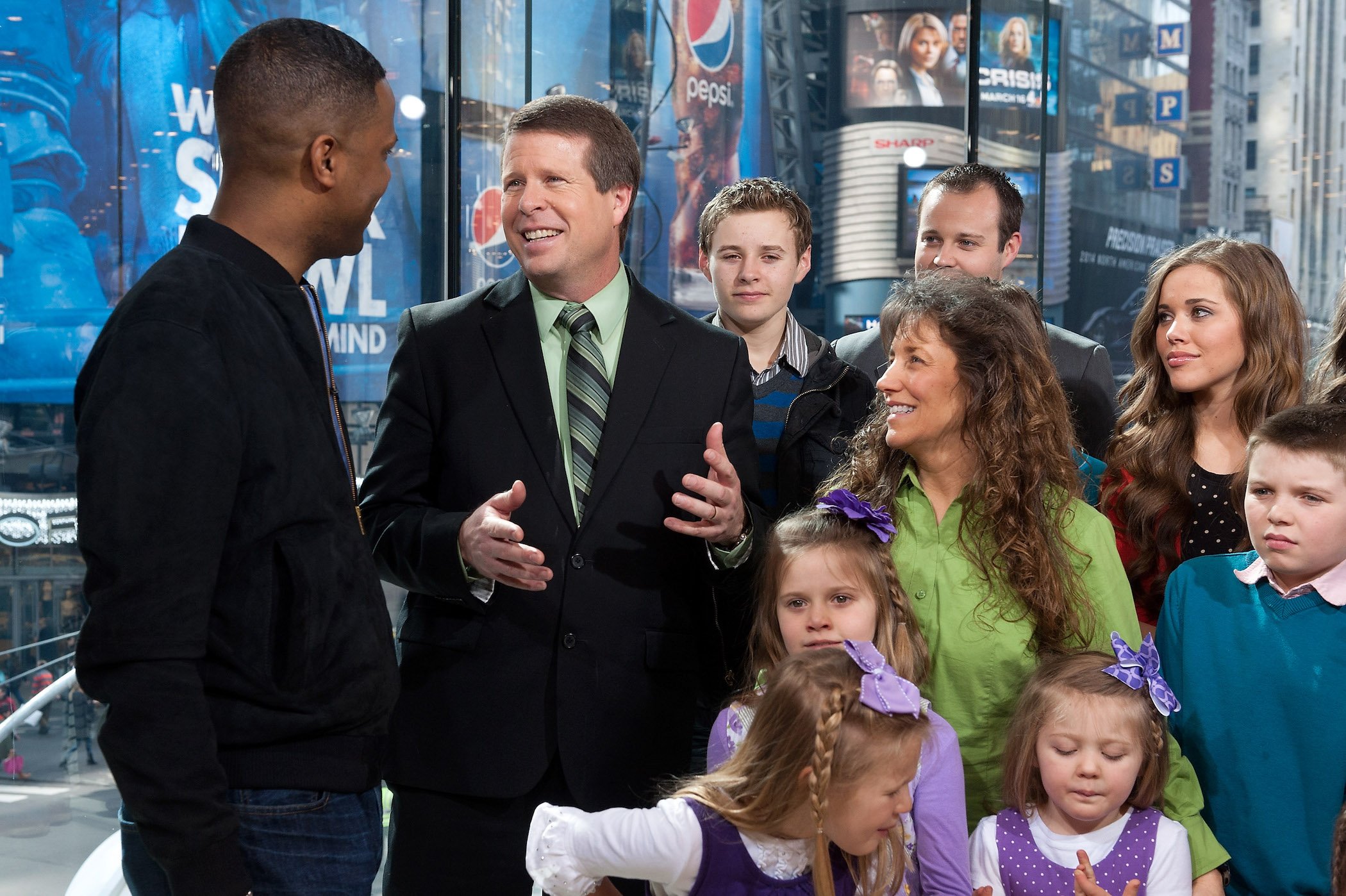 AJ Calloway (L) interviews the Duggar family from 'Counting On' during their visit to 'Extra' at their New York studios