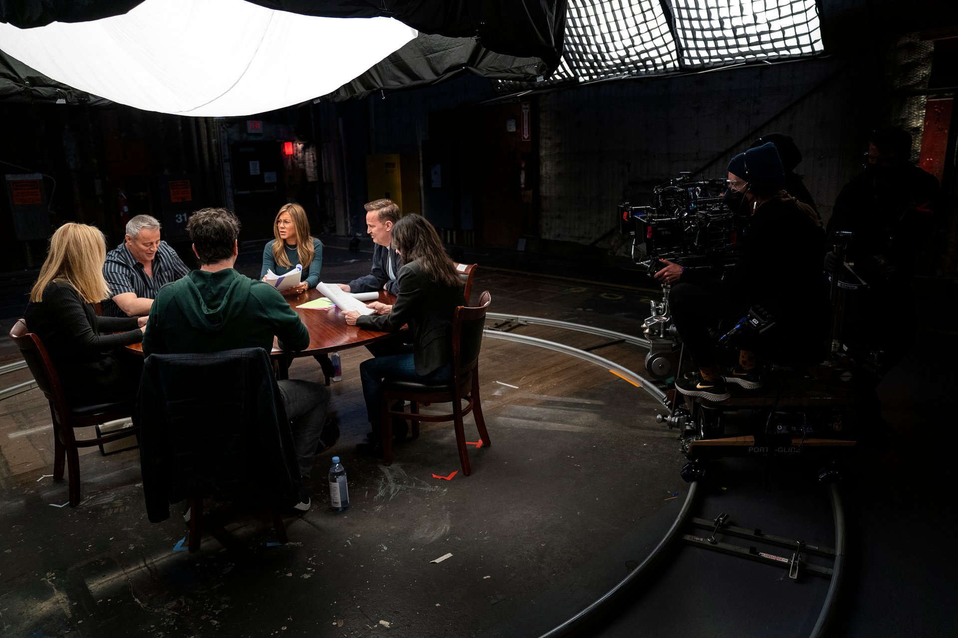 'Friends' cast sitting around a table