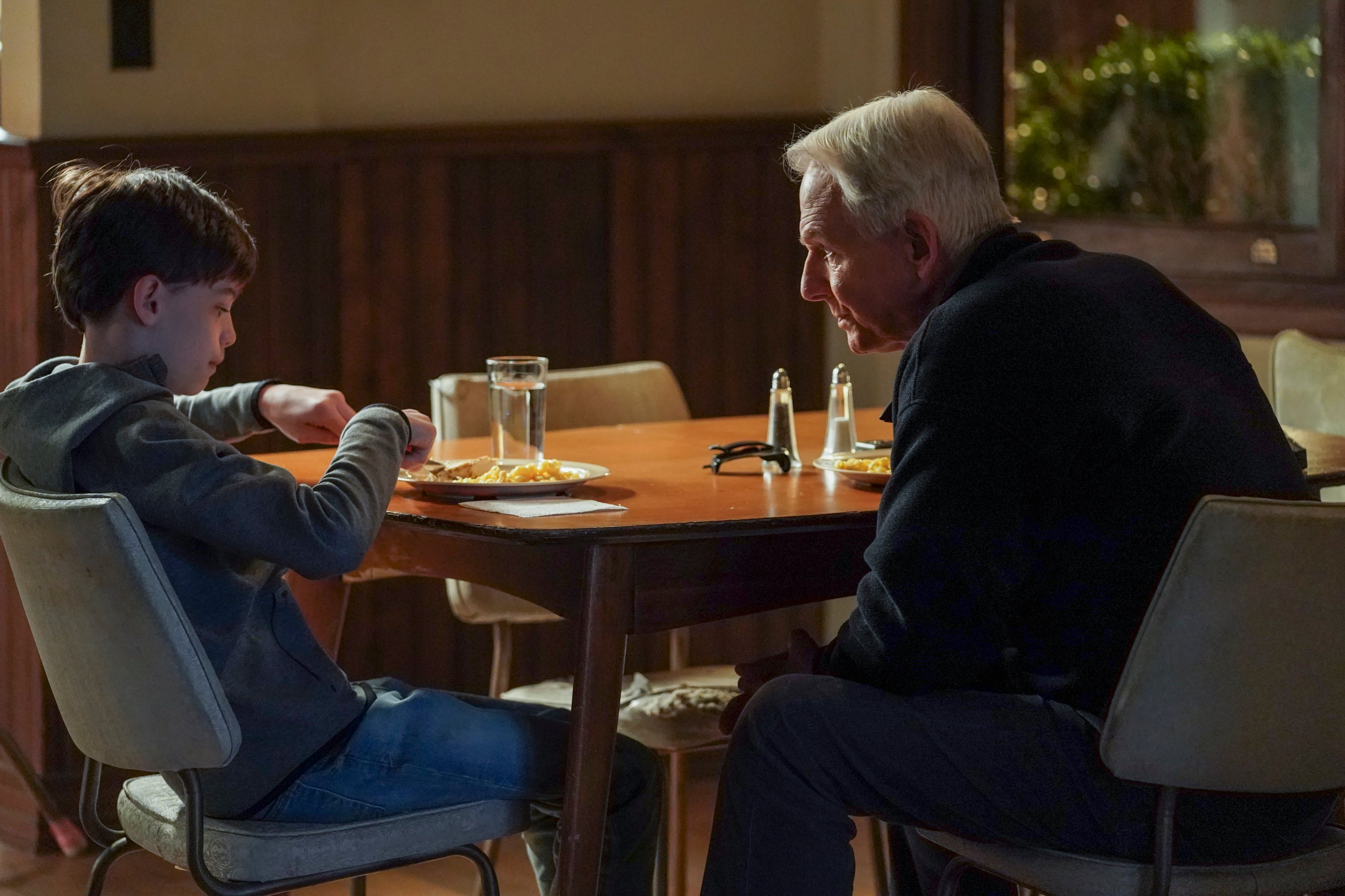 Phineas and Gibbs share a meal on 'NCIS.'