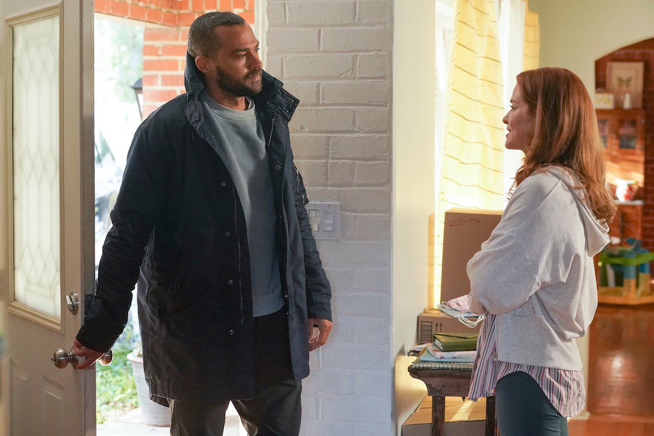 Jesse Williams and Sarah Drew in a scene of 'Grey's Anatomy' 