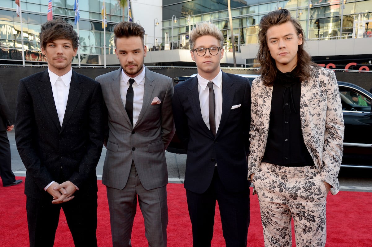 Louis Tomlinson with One Direction at 2015 American Music Awards in suits