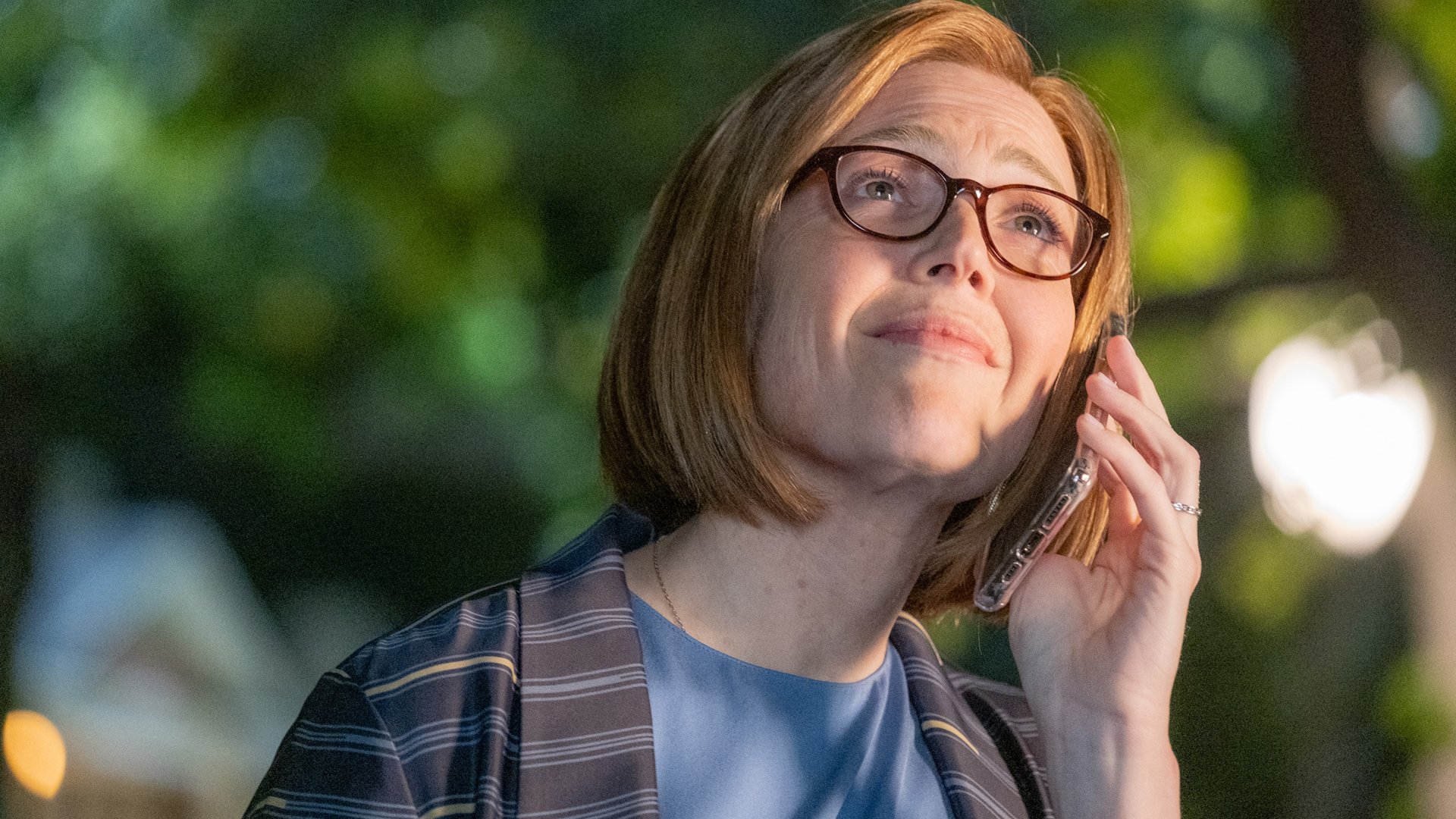 Mandy Moore as Rebecca Pearson looking up while on the phone in ‘This Is Us’ Season 5 Episode 15