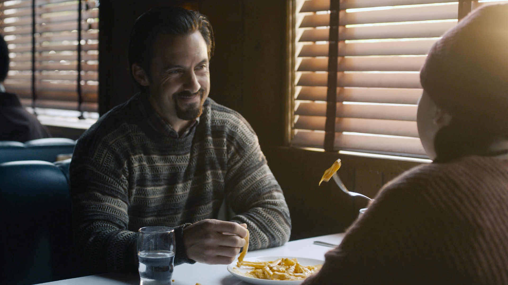 Milo Ventimiglia as Jack and Hannah Zeile as teen Kate eating at a diner in ‘This Is Us’ Season 5 Episode 14