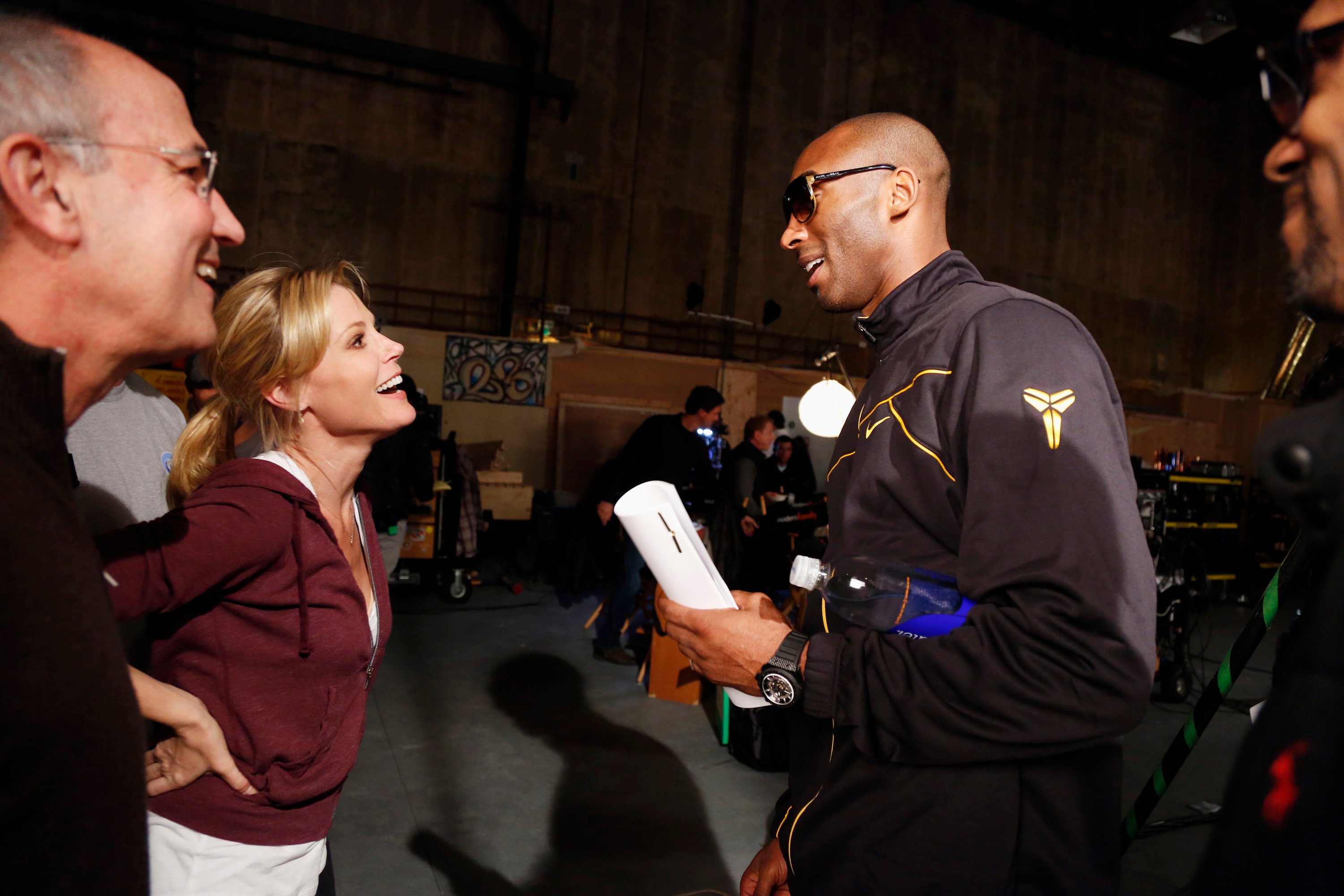 'Modern Family' cast members and Kobe Bryant backstage during the 'The Wow Factor' episode of ABC's comedy series