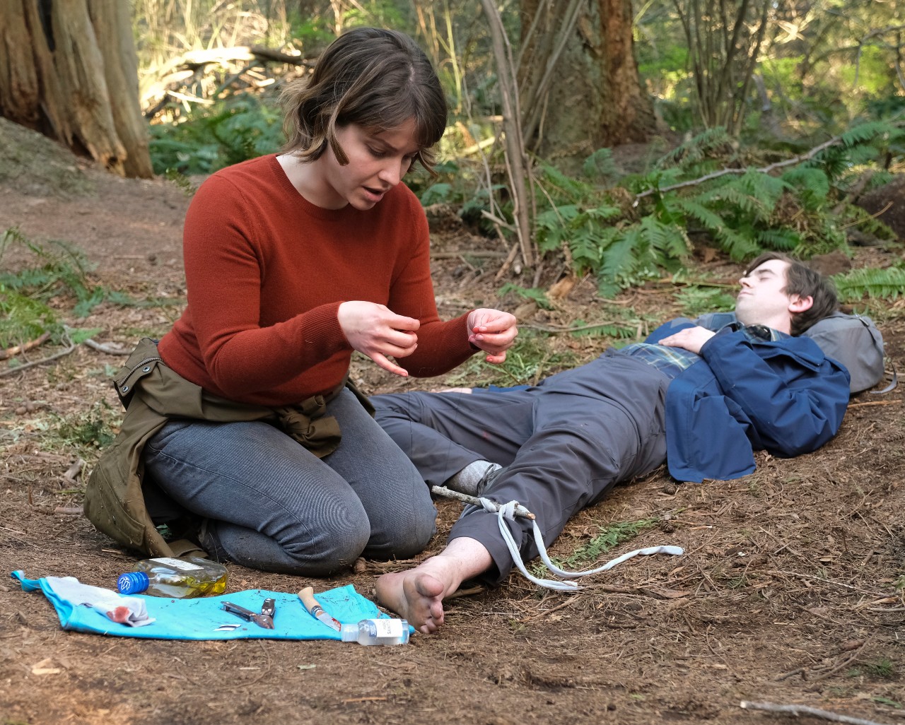 Lea helps Shaun after his accident.