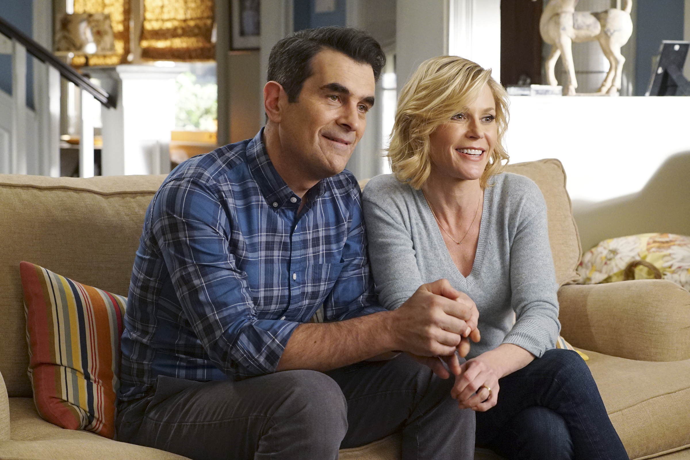 Ty Burrell and Julie Bowen sitting in the Dunphy House during the 'Modern Family' episode titled 'Frank's Wedding'