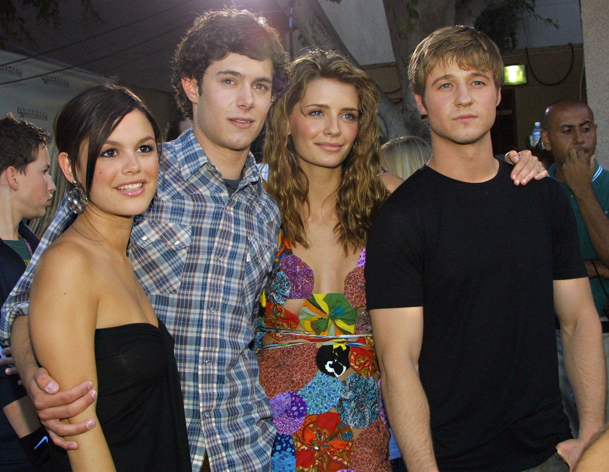 Rachel Bilson, Adam Brody, Mischa Barton, and Ben McKenzie pose together on the red carpet