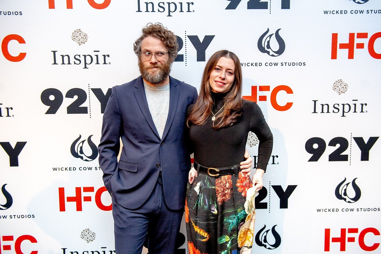 Seth Rogen and his wife Lauren Miller pose for a photo op