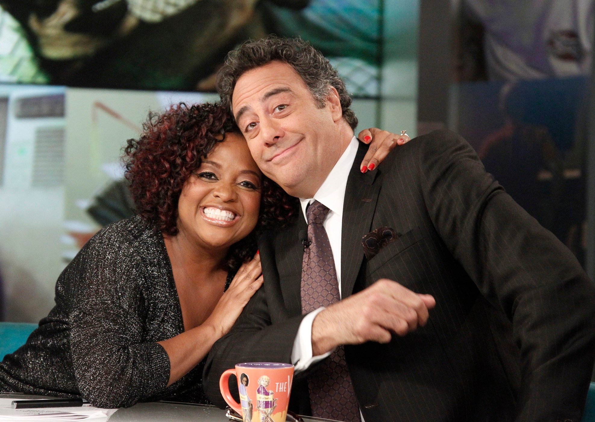 Sherri Shepherd and Brad Garrett get close for a phootgraph on 'The View'