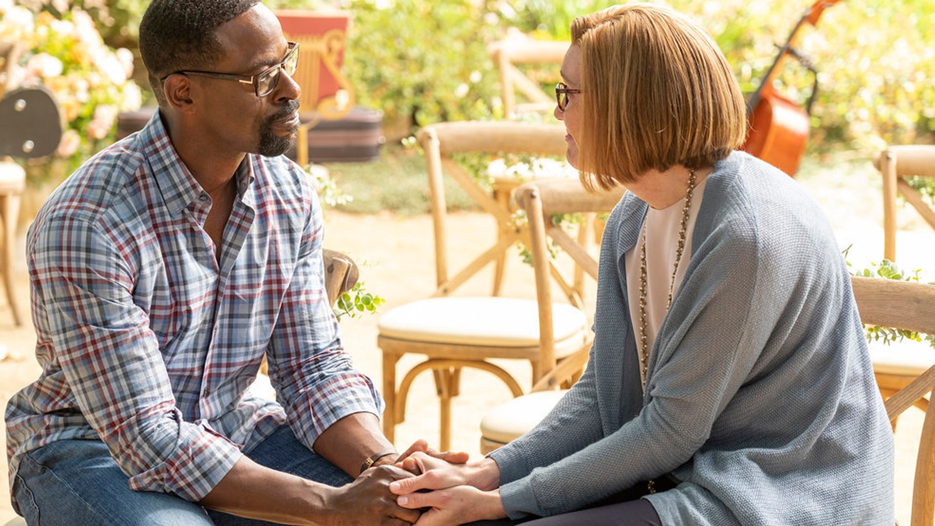 Sterling K. Brown as Randall and Mandy Moore as Rebecca holding hands in the ‘This Is Us’ Season 5 finale, episode 16, ‘The Adirondacks’