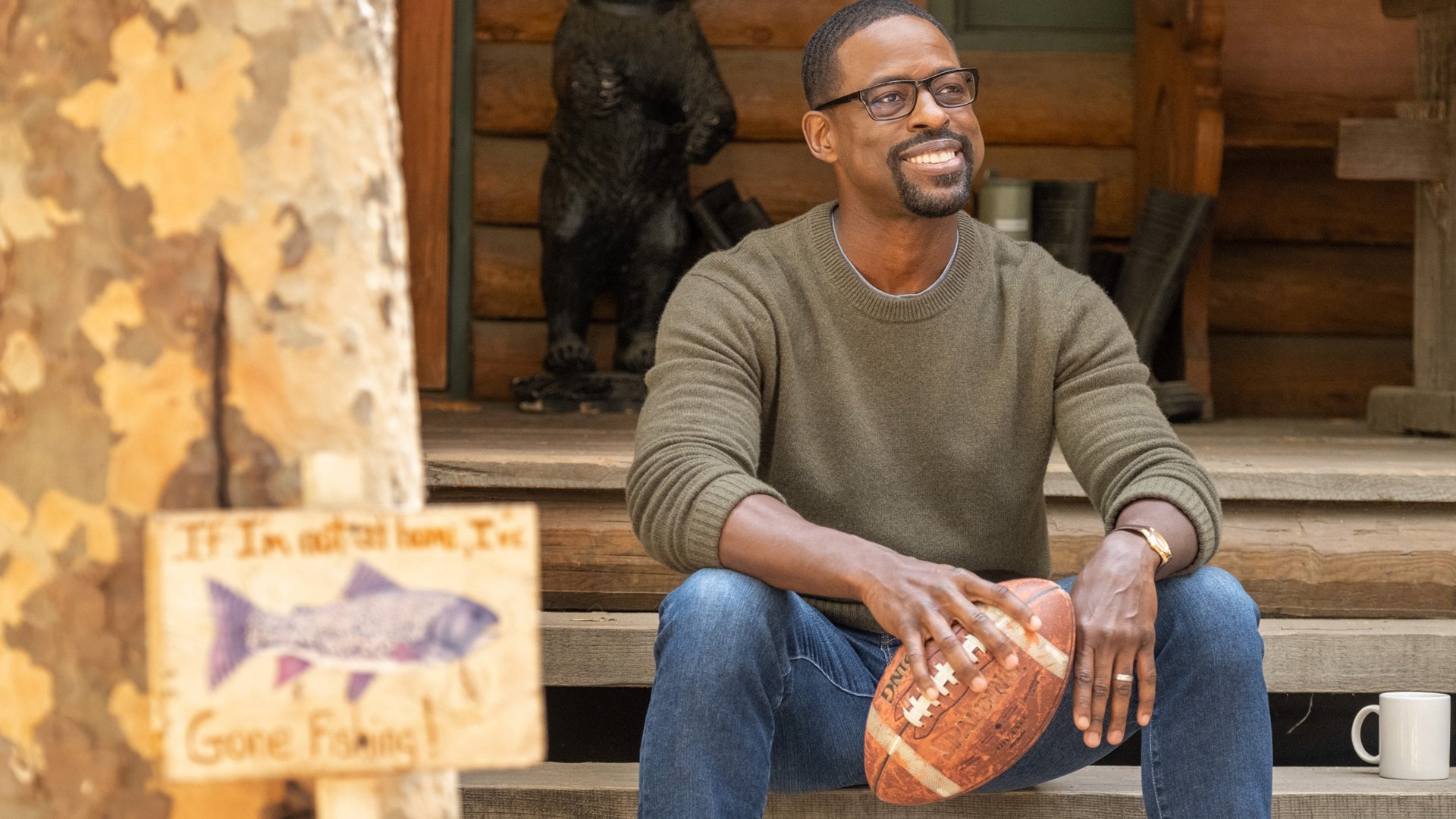 Sterling K. Brown as Randall Pearson holding a football and smiling in ‘This Is Us’ Season 5 Episode 15