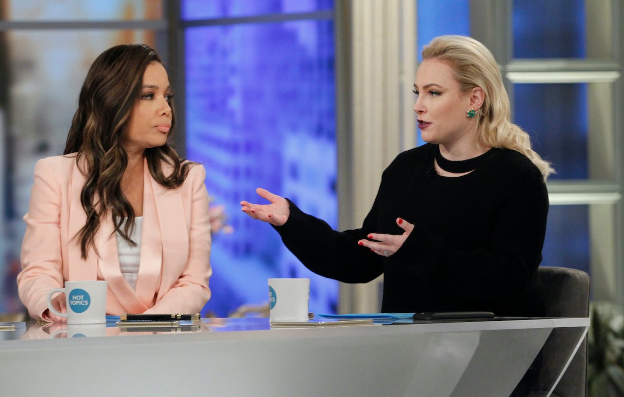 Sunny Hostin and Meghan McCain at the table of 'The View'