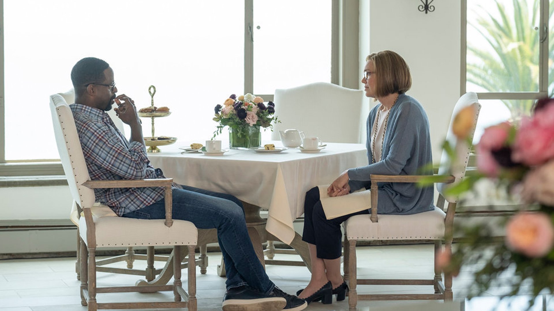 Sterling K. Brown as Randall and Mandy Moore as Rebecca sit inside and talk in the ‘This Is Us’ Season 5 finale, episode 16, ‘The Adirondacks’