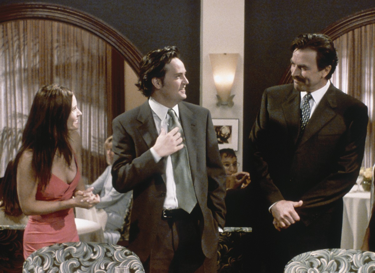 (L-R) Courteney Cox as Monica Geller, Matthew Perry as Chandler Bing, and Tom Selleck as Dr. Richard Burke in 'Friends' 