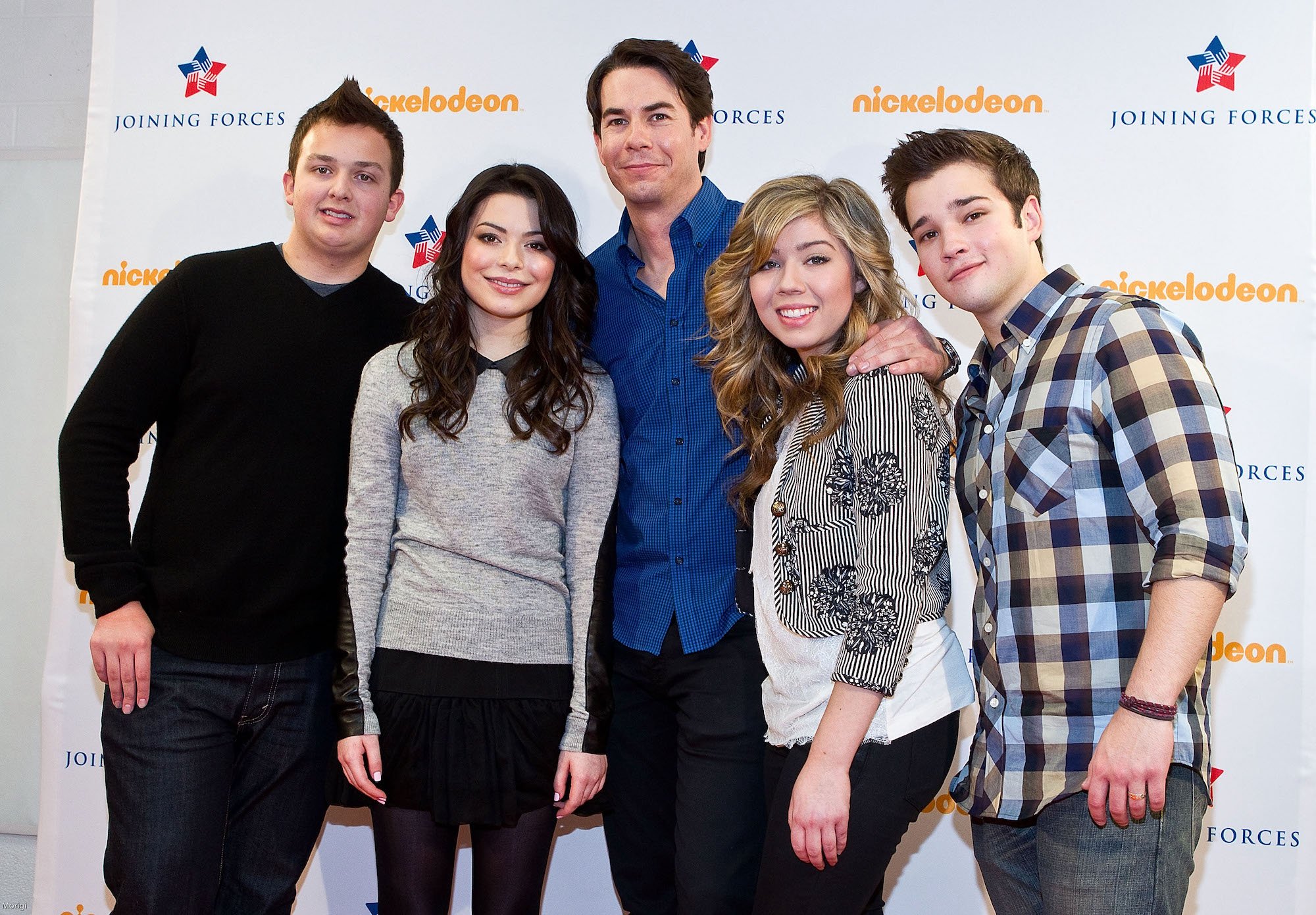 iCarly cast Noah Munck, Miranda Cosgrove, Jerry Trainor, Jeanette McCurdy, and Nathan Kress pose together at the Special Military Family Screening of Nickelodeon's iCarly: iMeet The First Lady