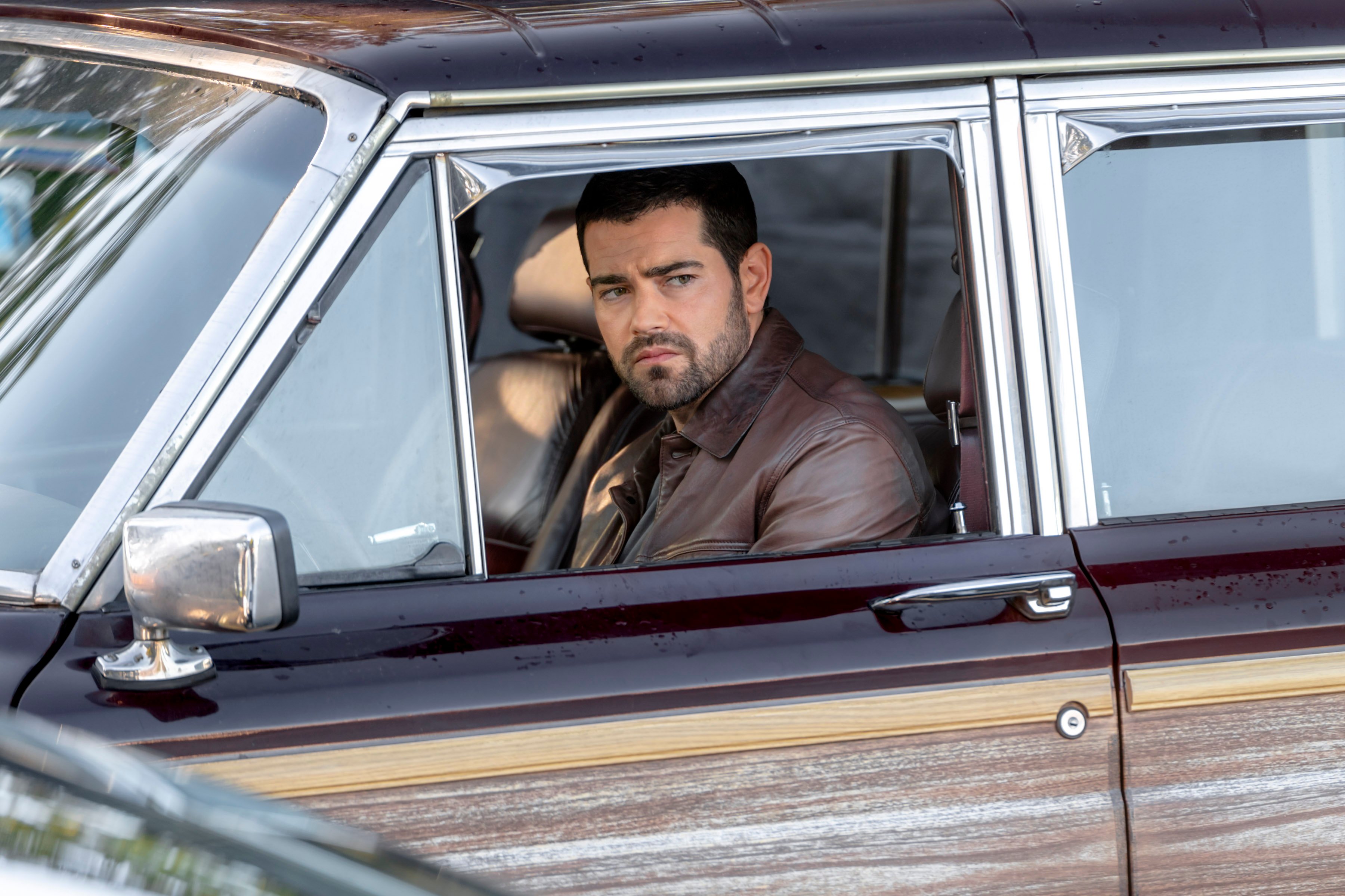 Jesse Metcalfe in a station wagon