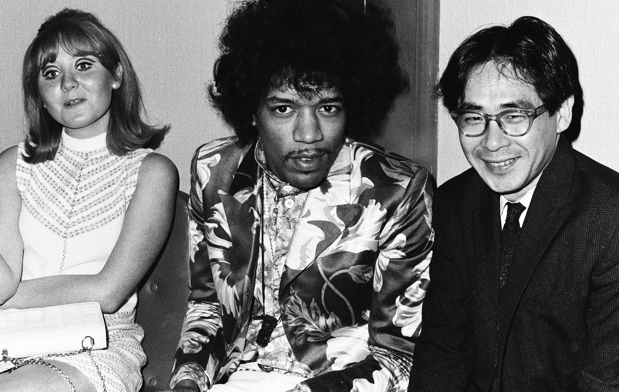 Lulu, Jimi Hendrix, and Koh Hasebe sit together at a Melody Maker awards event in 1967.