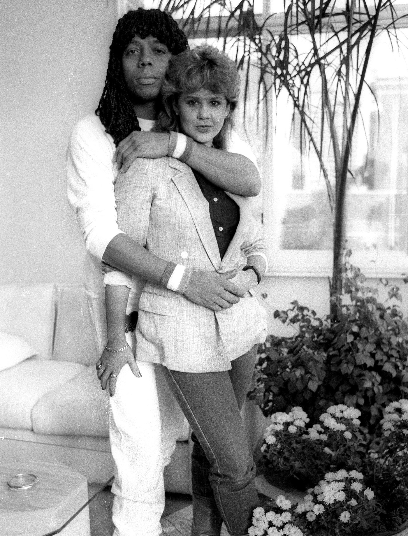 Rick James and Linda Blair pose for a newspaper photograph in 1982