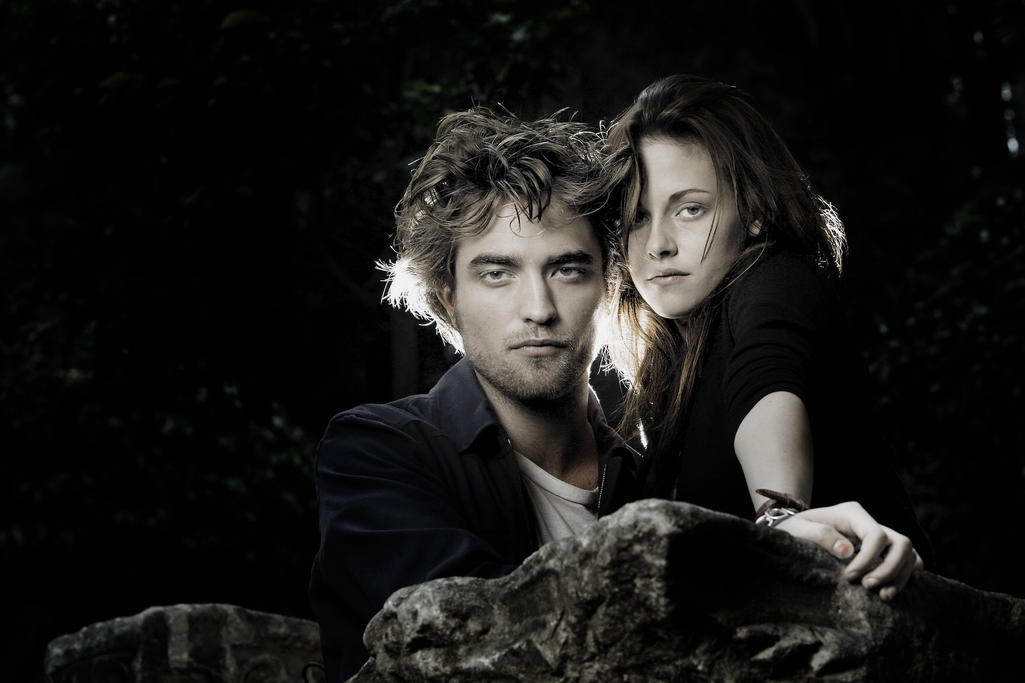 Twilight cast members Robert Pattinson and Kristen Stewart stare moodily at the camera for cast photos