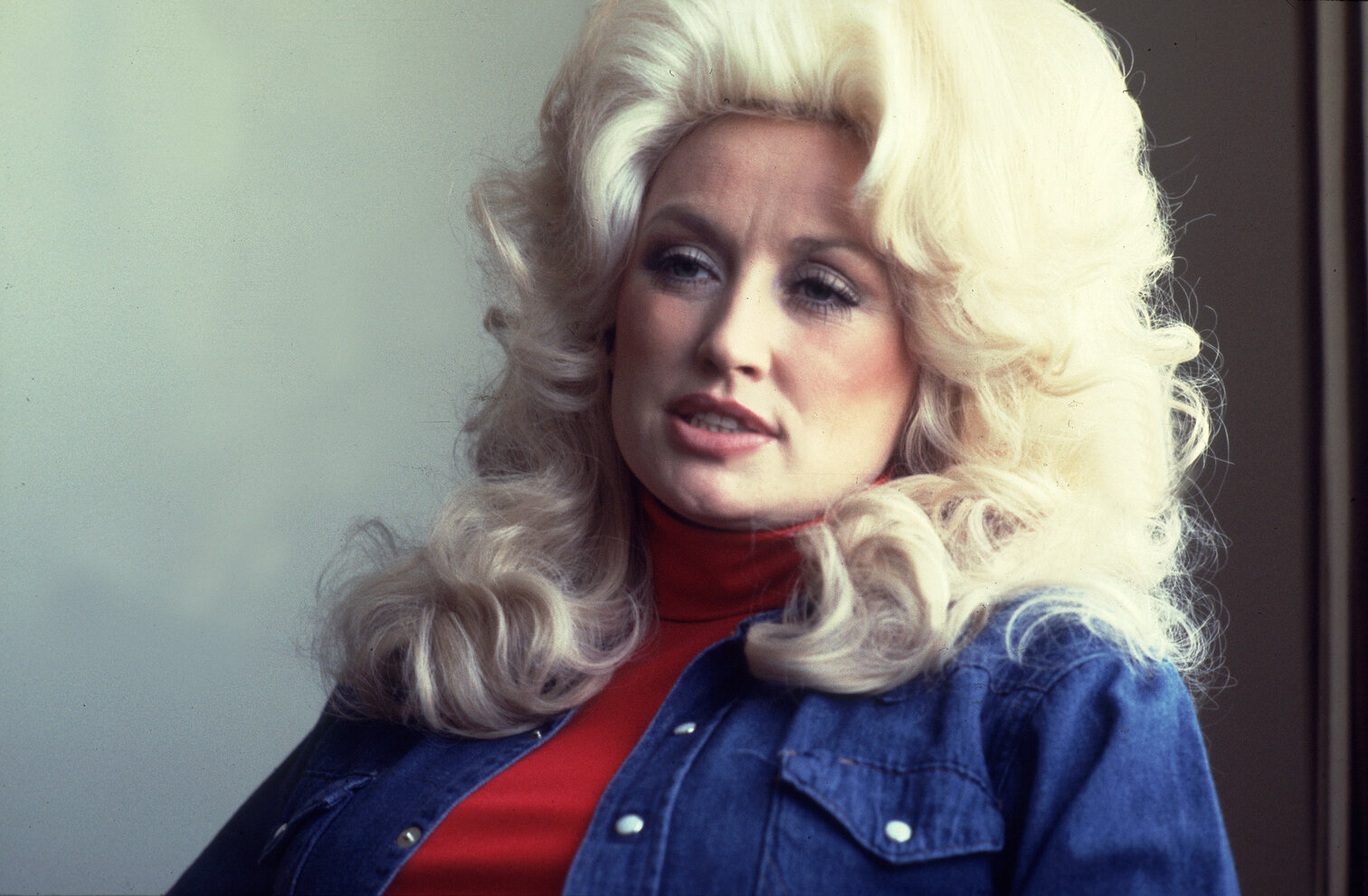 Portrait of Dolly Parton at the Holiday Inn in Chicago, Illinois, April 30, 1977.