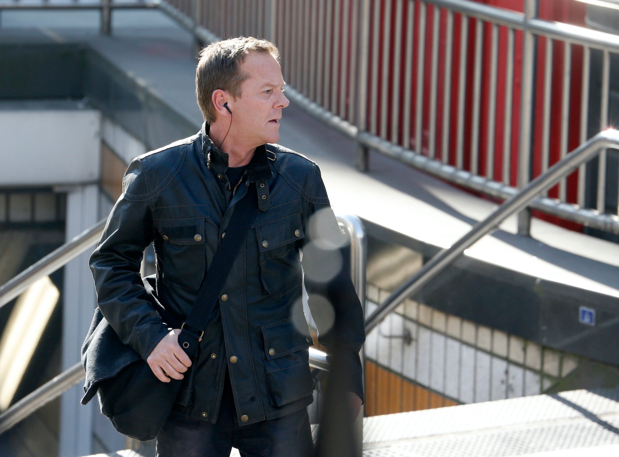 Kiefer Sutherland looking to the right