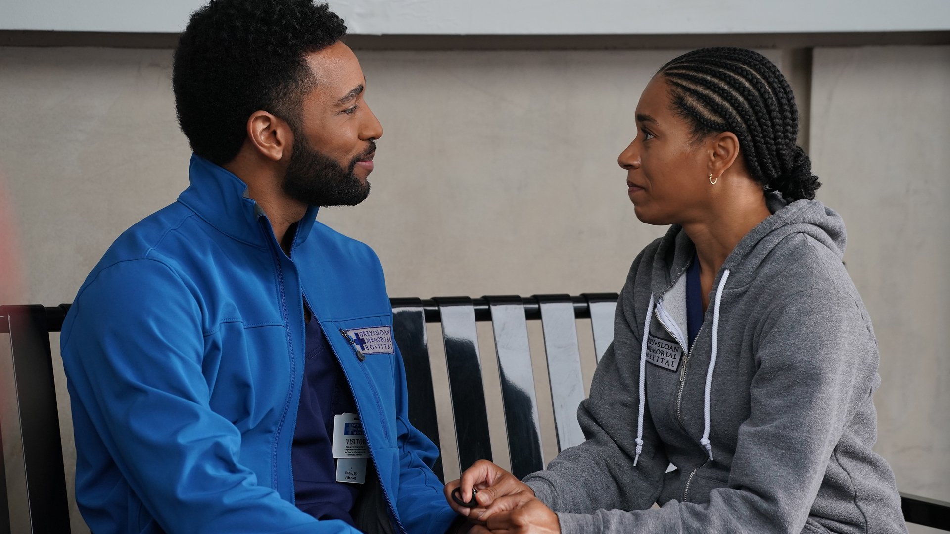 Anthony Hill as Winston Ndugu and Kelly McCreary as Maggie Pierce holding hands in ‘Grey’s Anatomy’ Season 17