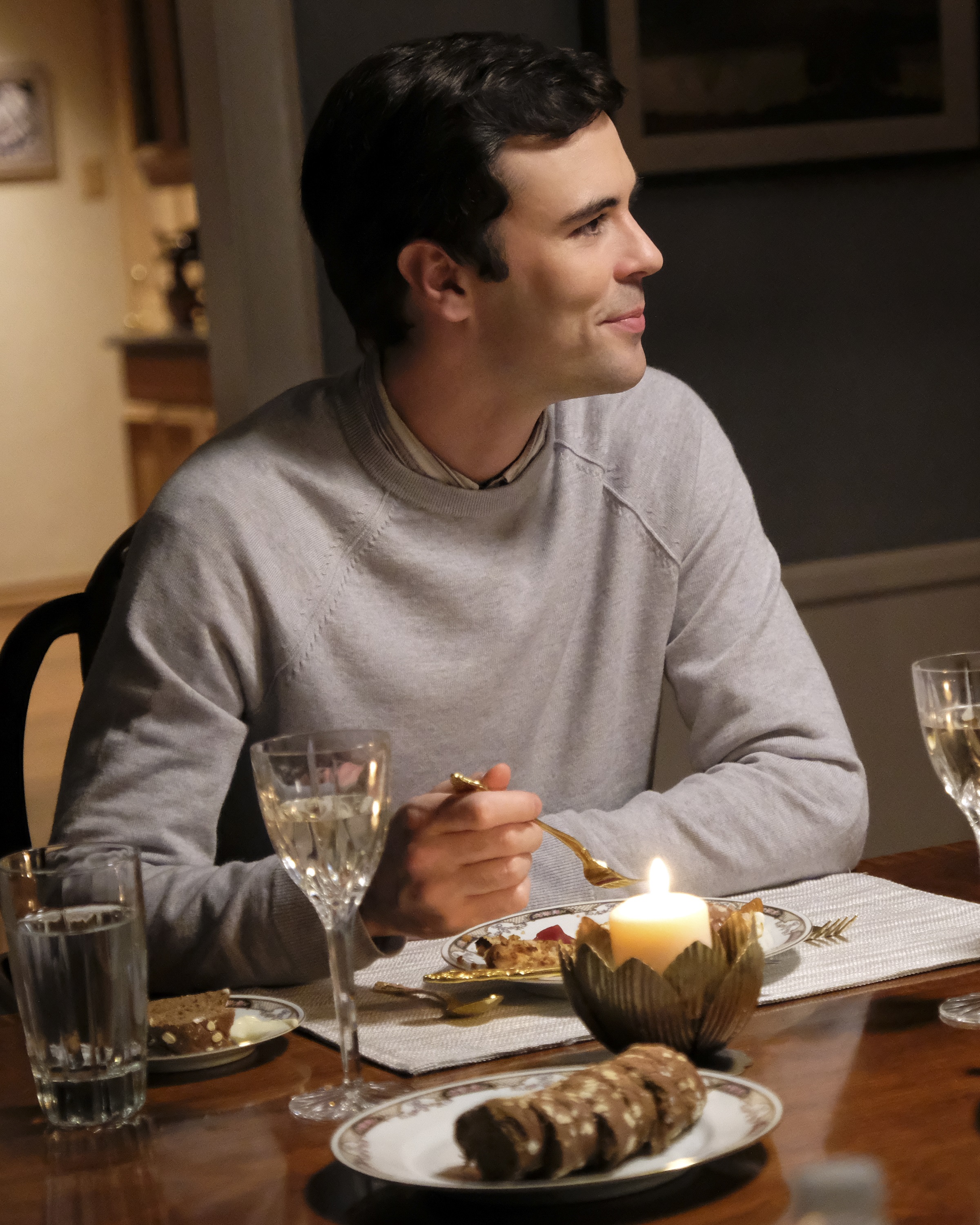 Blake Lee as Martin Harris eating dinner in Cruel Summer