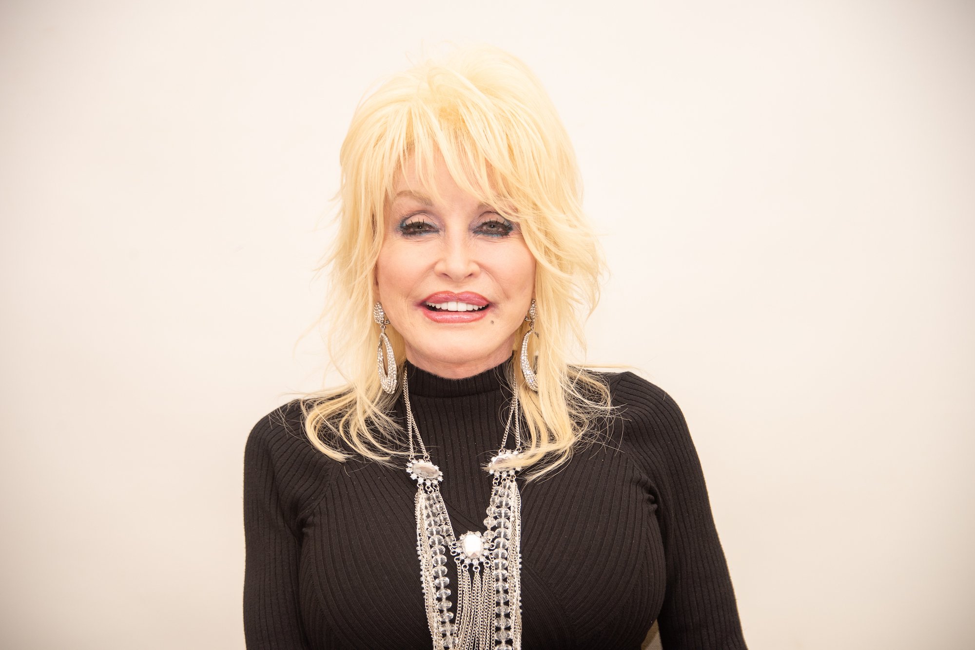 Dolly Parton attending a press conference for Netflix's 'Dumplin' in 2018