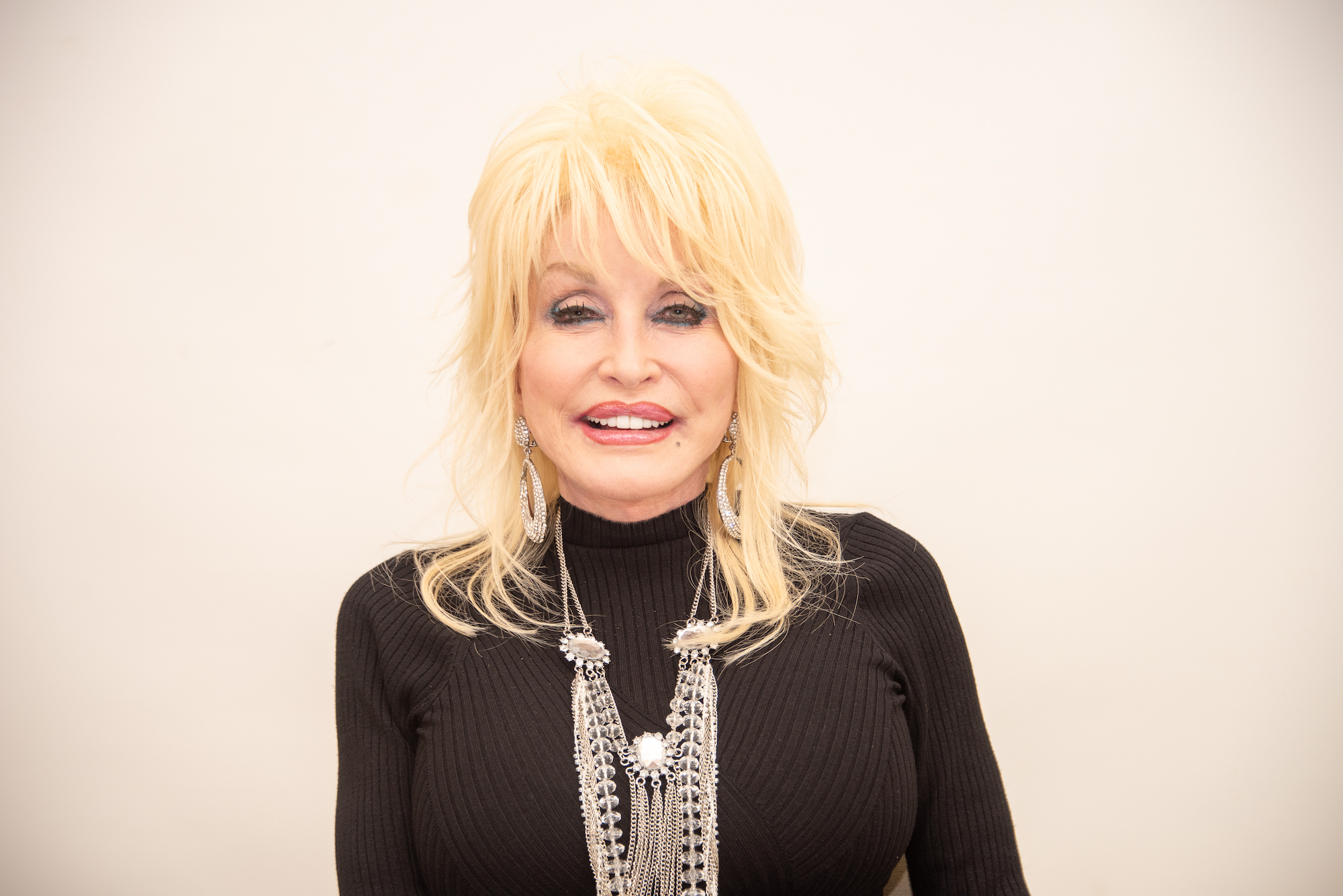 Dolly Parton attending a press conference for Netflix's 'Dumplin' in 2018