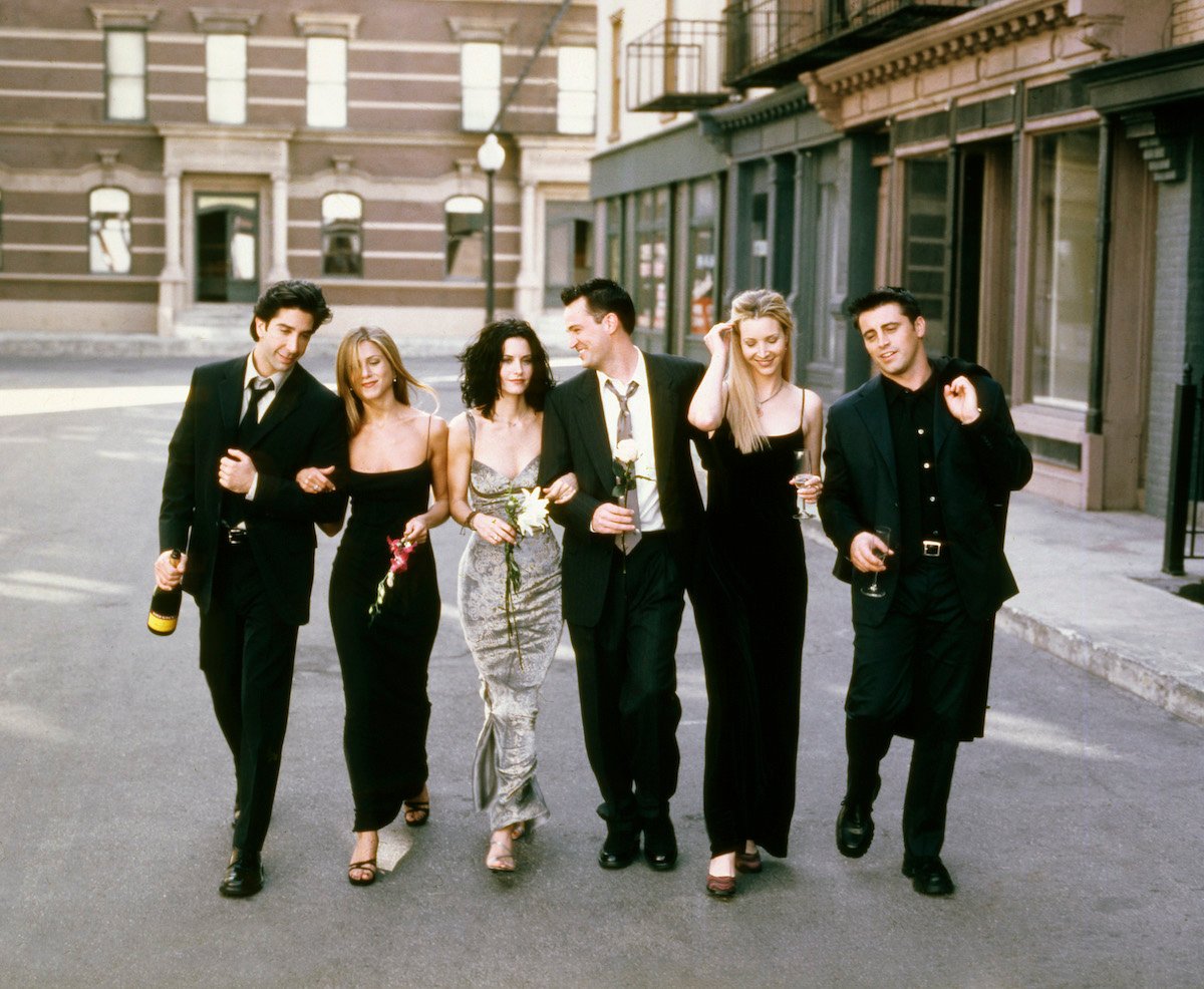 'Friends' David Schwimmer, Jennifer Aniston, Courteney Cox, Matthew Perry, Lisa Kudrow, and Matt LeBlanc stand in a line for a cast photo